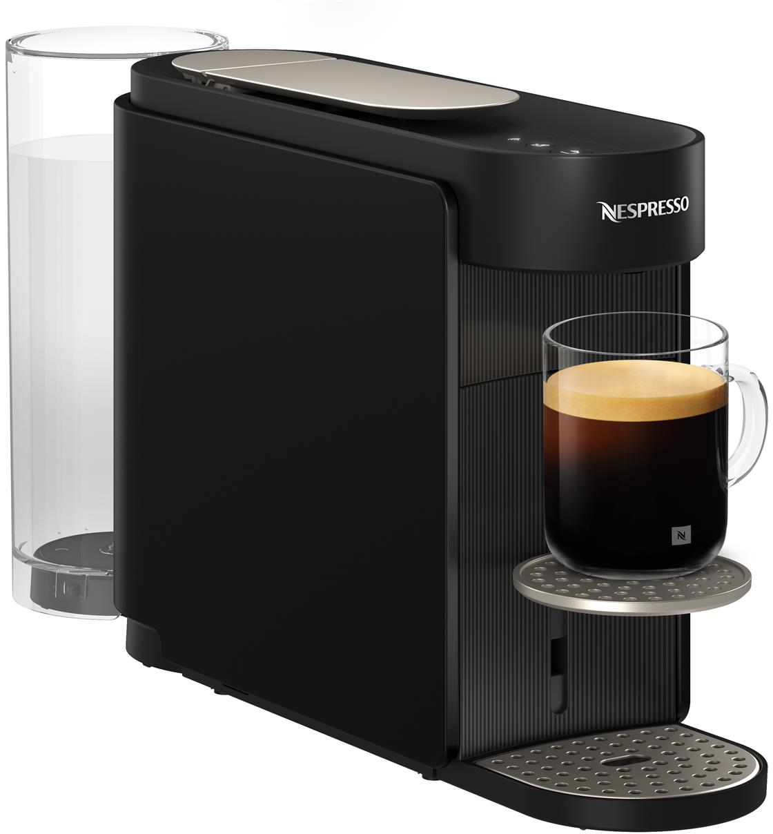 Schwarze Nespresso-Kaffeemaschine mit Wassertank und Glas mit Kaffee.
