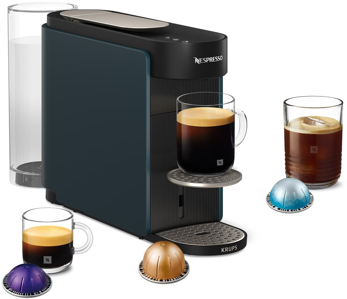 Machine à café bleu foncé avec deux tasses de café, trois capsules et réservoir d'eau.