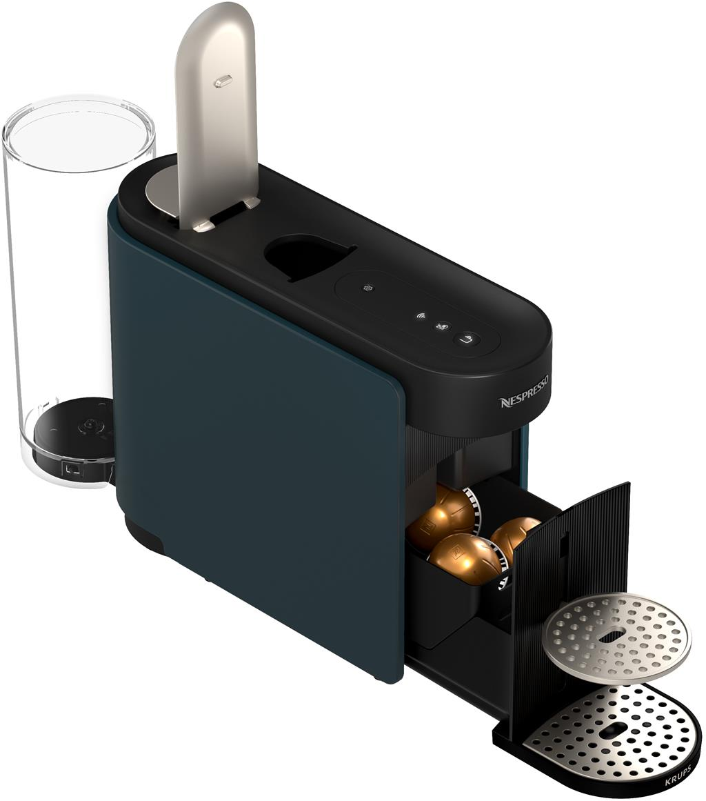 Machine à café Nespresso bleu foncé avec trois capsules dans le tiroir.