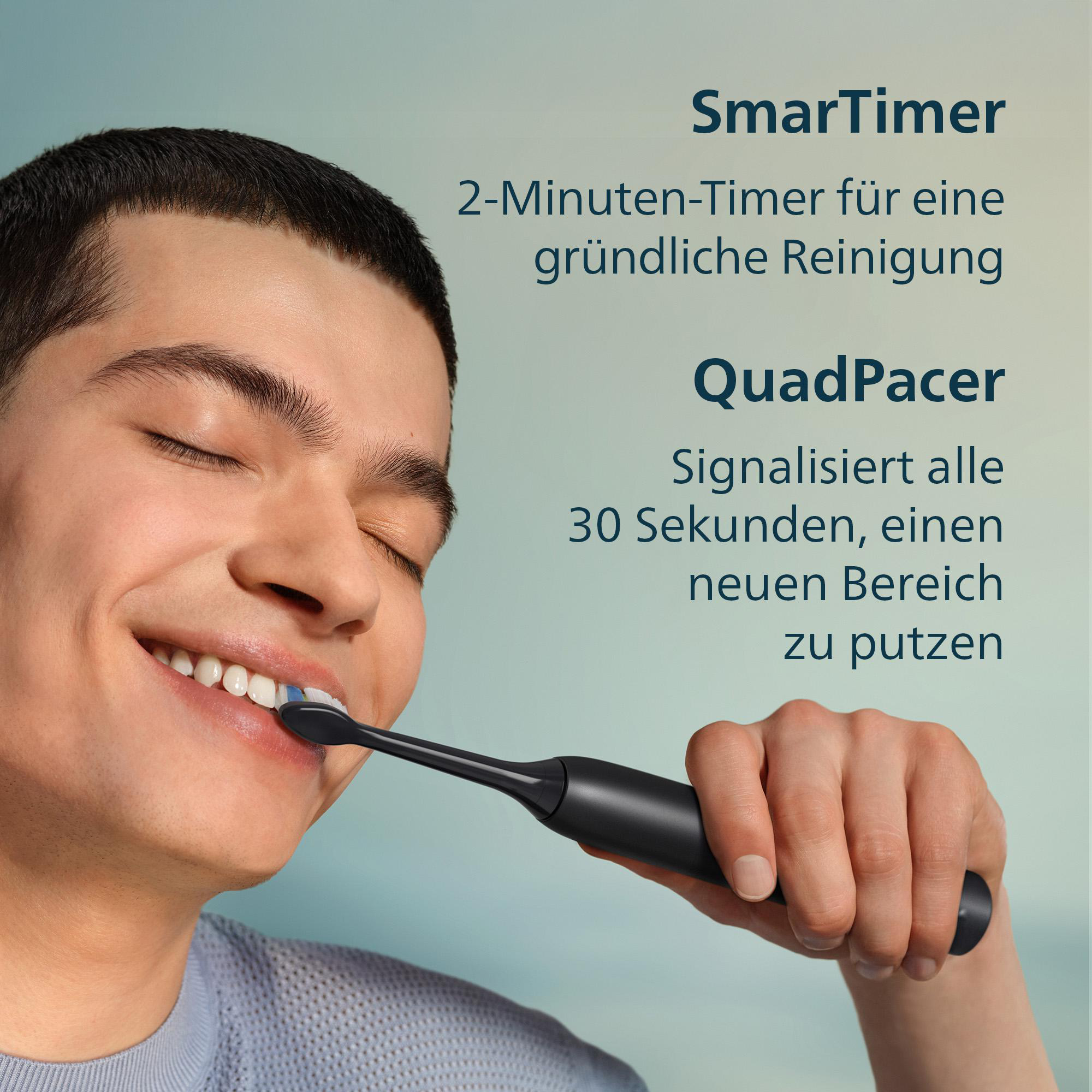 Ein Mann putzt seine Zähne mit einer schwarzen elektrischen Zahnbürste.