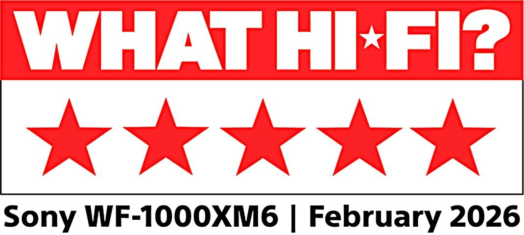 Logo What Hi-Fi? z czterema czerwonymi gwiazdkami i Sony WF-1000XM6.