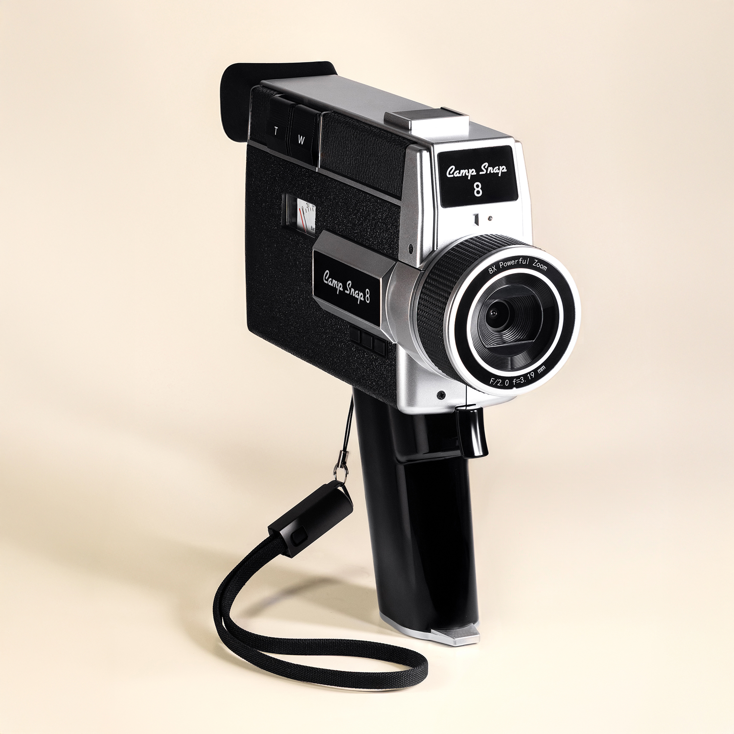 Vintage zilveren en zwarte Camp Snap 8 filmcamera met zoomlens en polsband.