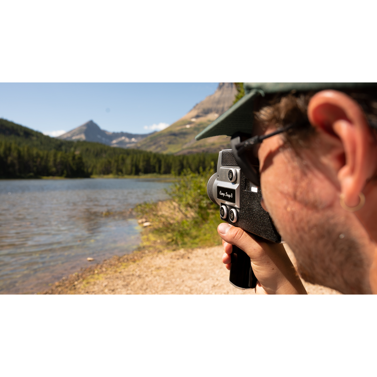 Man filmt bergmeer en bergen met Super 8 camera.