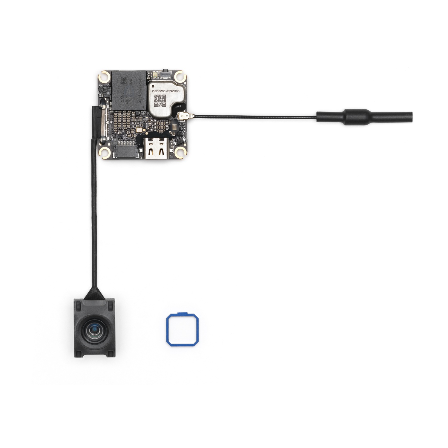 Una scheda elettronica con fotocamera e antenna su sfondo bianco.