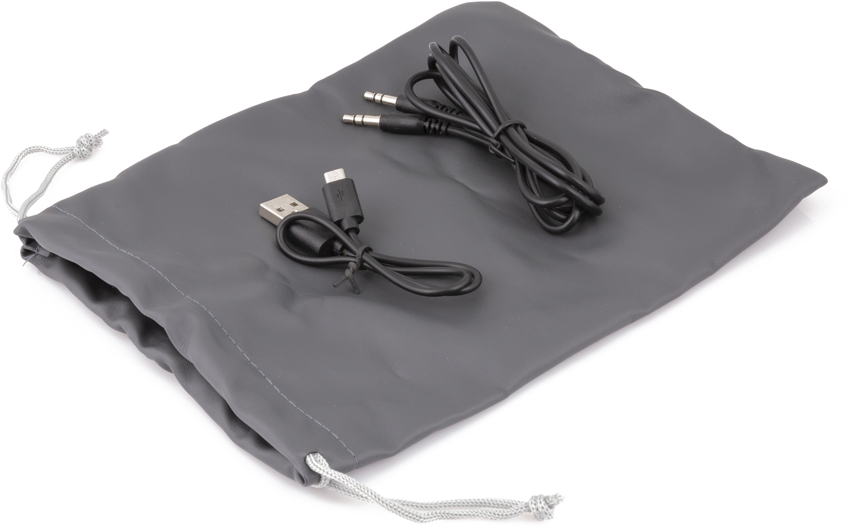 Szürke tasak USB és jack kábelekkel.