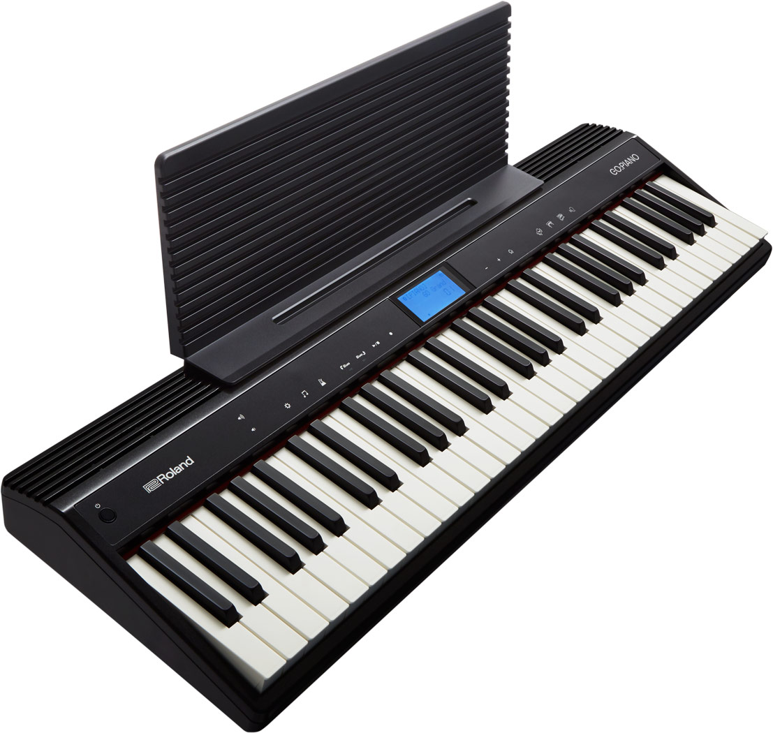 Un Roland GO:PIANO noir avec son pupitre relevé.