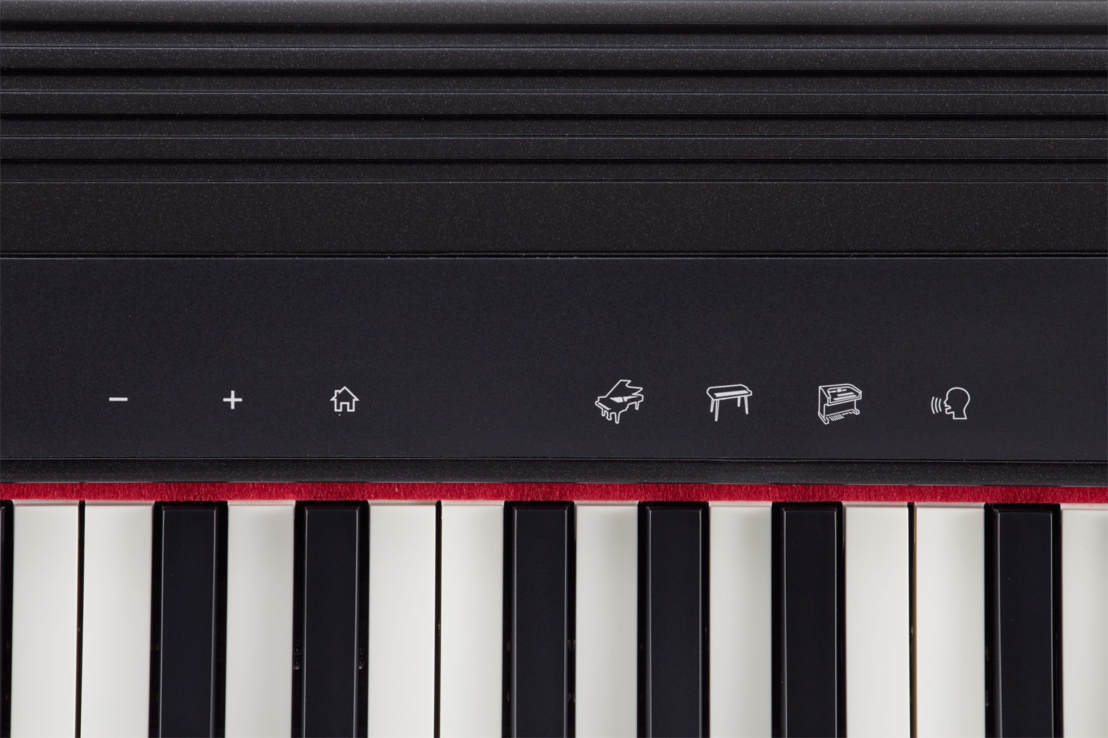 Un clavier de piano noir avec des accents rouges et des boutons de commande.