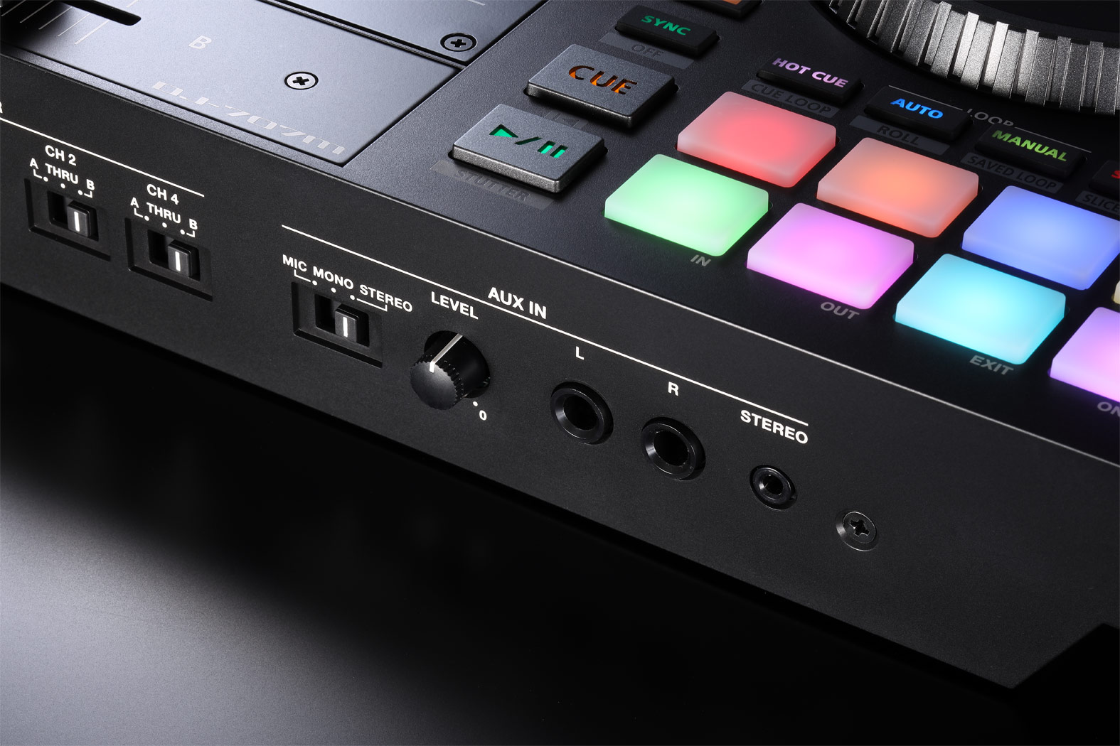Ein schwarzer DJ-Controller mit farbigen Pads und Bedienelementen.