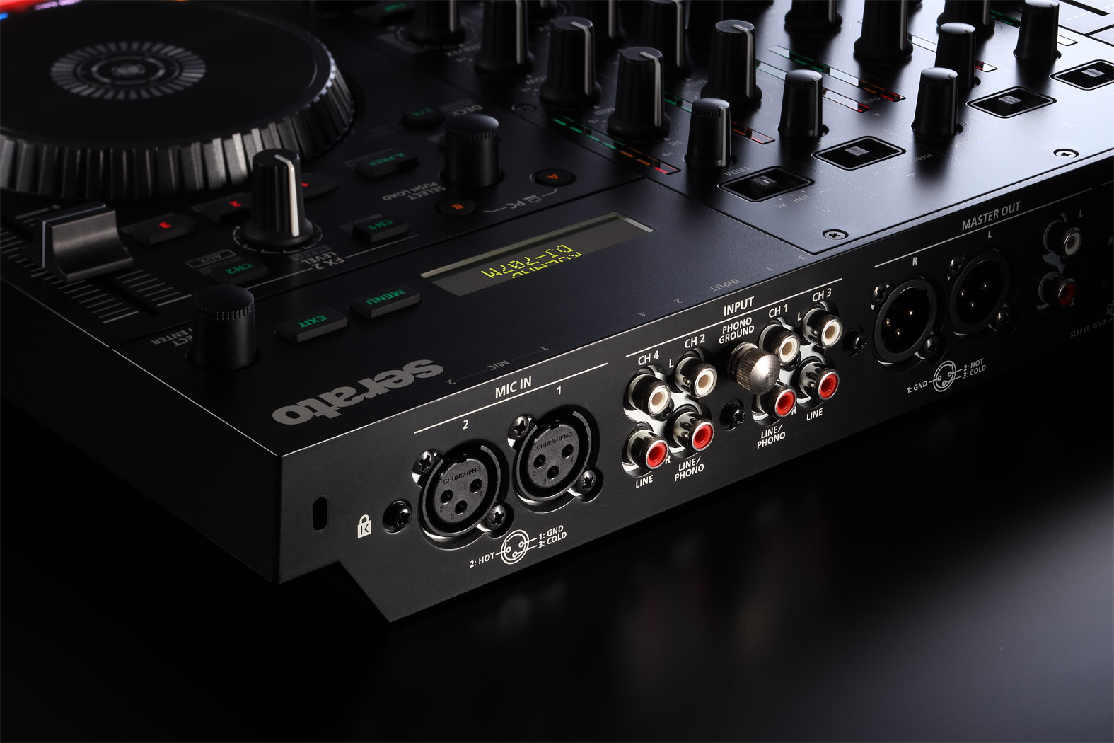 Ein schwarzer DJ-Controller mit Reglern, Knöpfen, einem Jog-Rad und Anschlüssen.