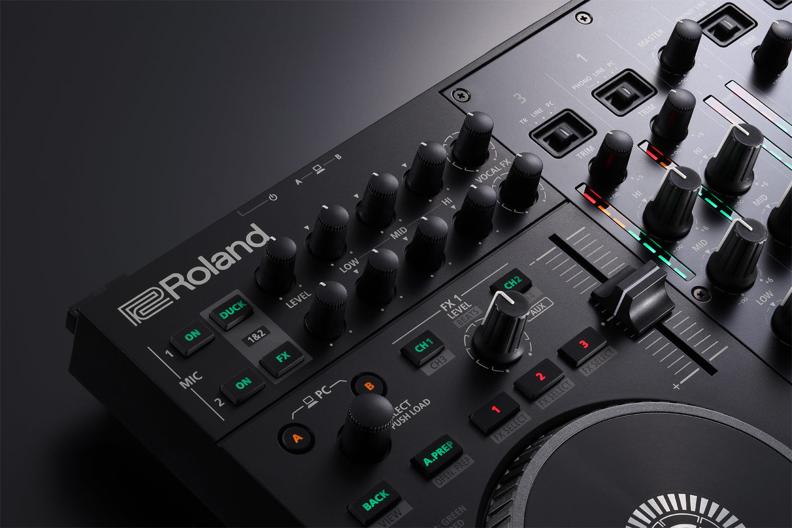 Nahaufnahme eines schwarzen Roland DJ-Controllers mit Knöpfen, Schiebereglern und Tasten.