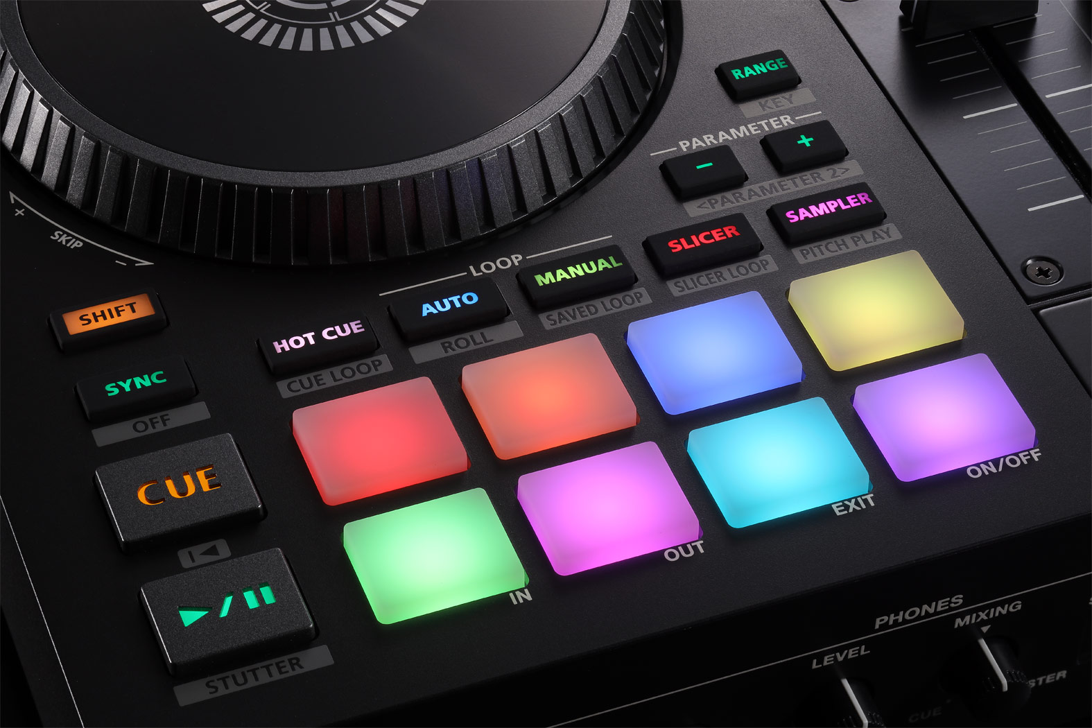 DJ-Controller mit leuchtenden Tasten: SHIFT, SYNC, CUE, AUTO, MANUAL, SLICER, SAMPLER.