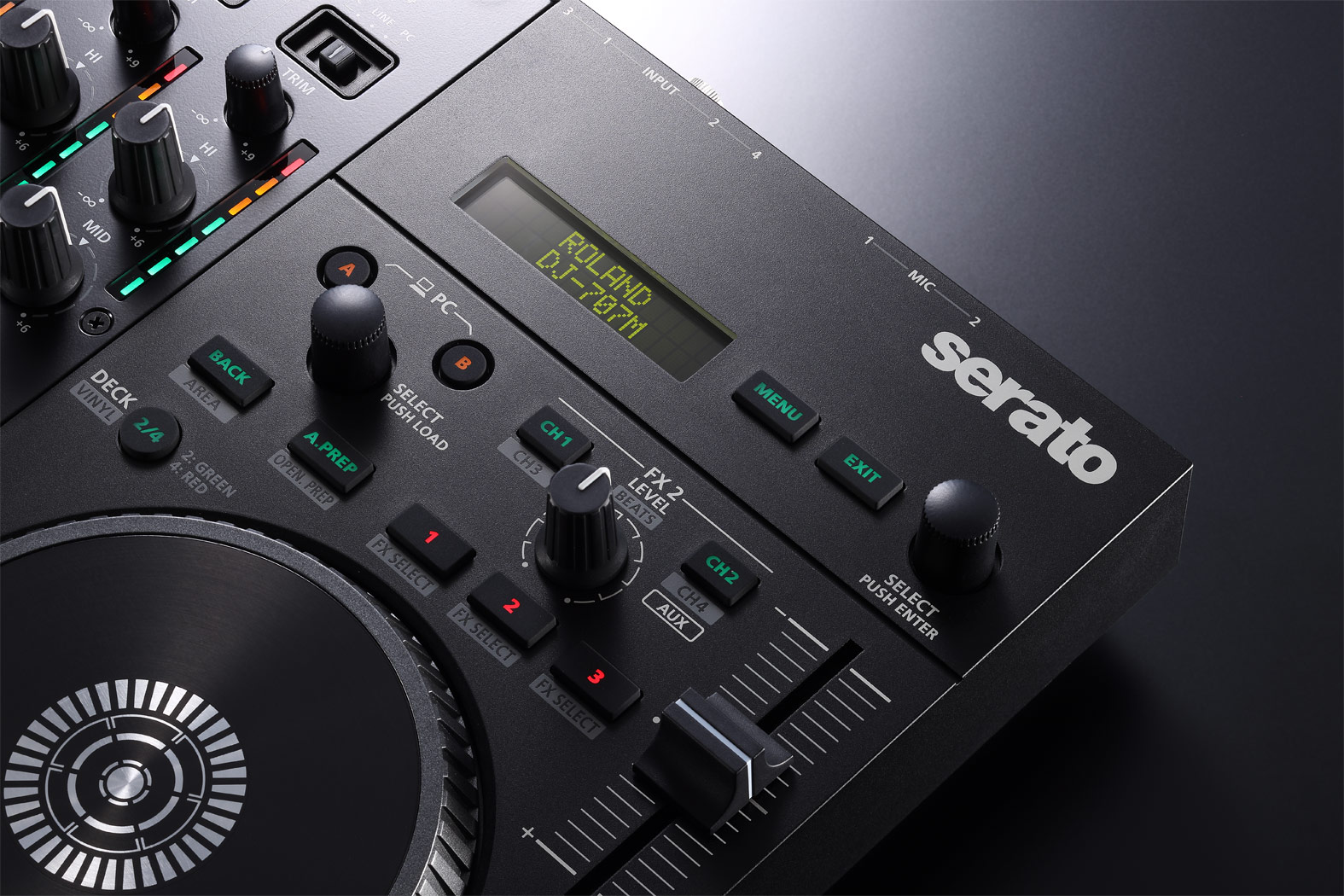 Ein schwarzer Roland DJ-707M DJ-Controller mit vielen Knöpfen und Schiebereglern.