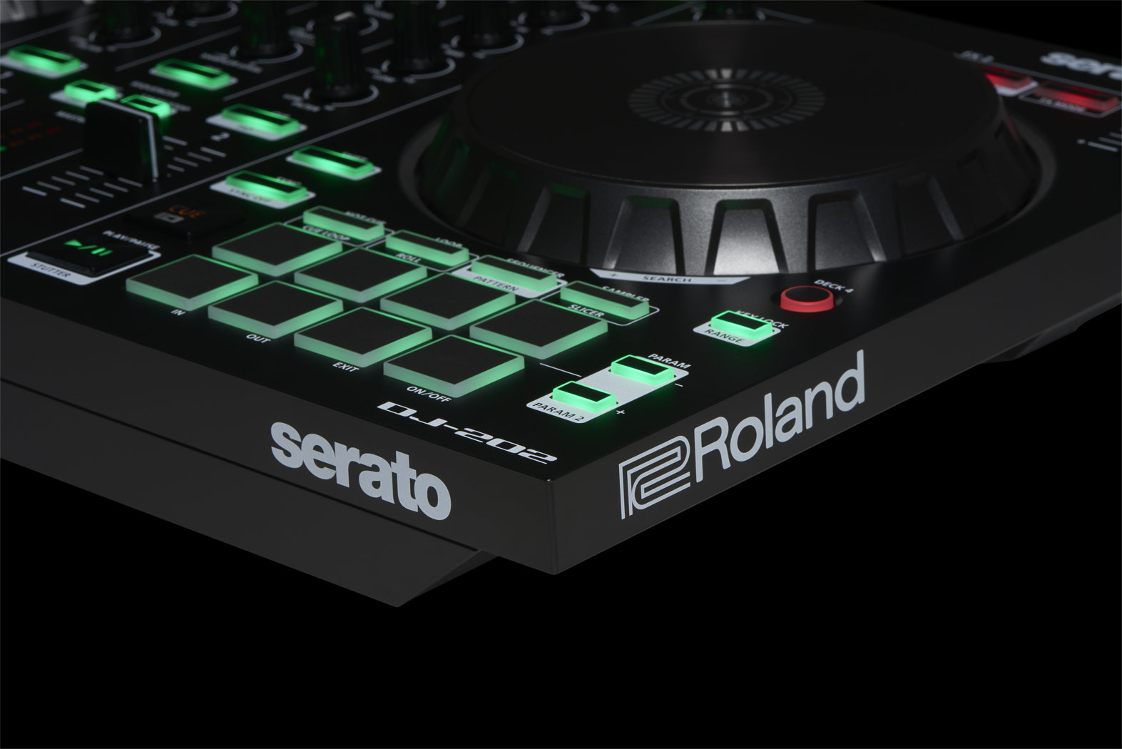 Ein schwarzer DJ-Controller mit leuchtend grünen und roten Tasten und einem großen Jog-Rad.
