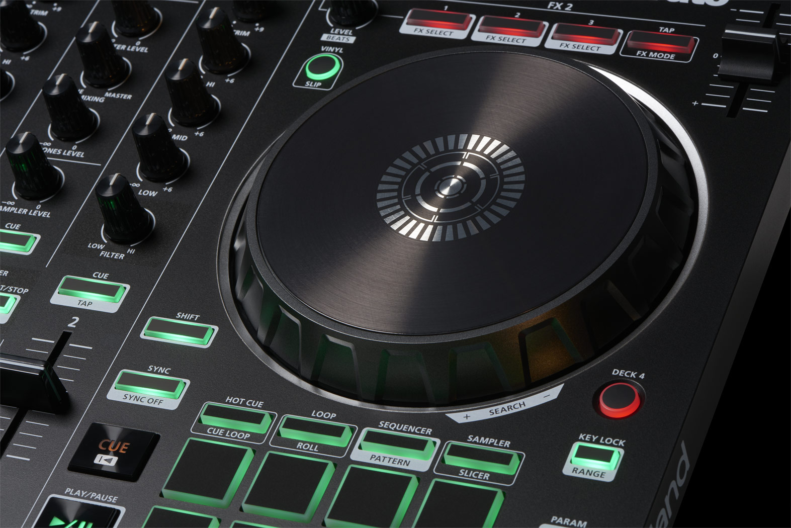 Nahaufnahme eines schwarzen DJ-Controllers mit leuchtenden grünen und roten Tasten.
