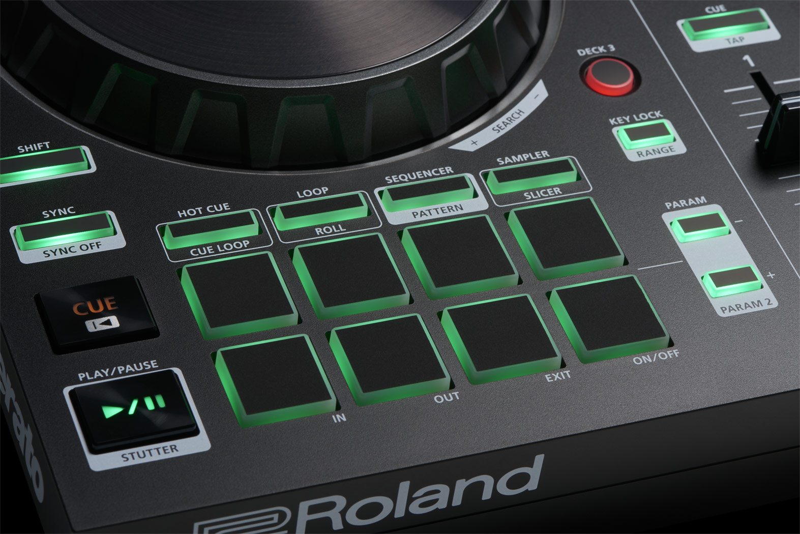 Nahaufnahme eines Roland DJ-Controllers mit beleuchteten Tasten und Reglern.
