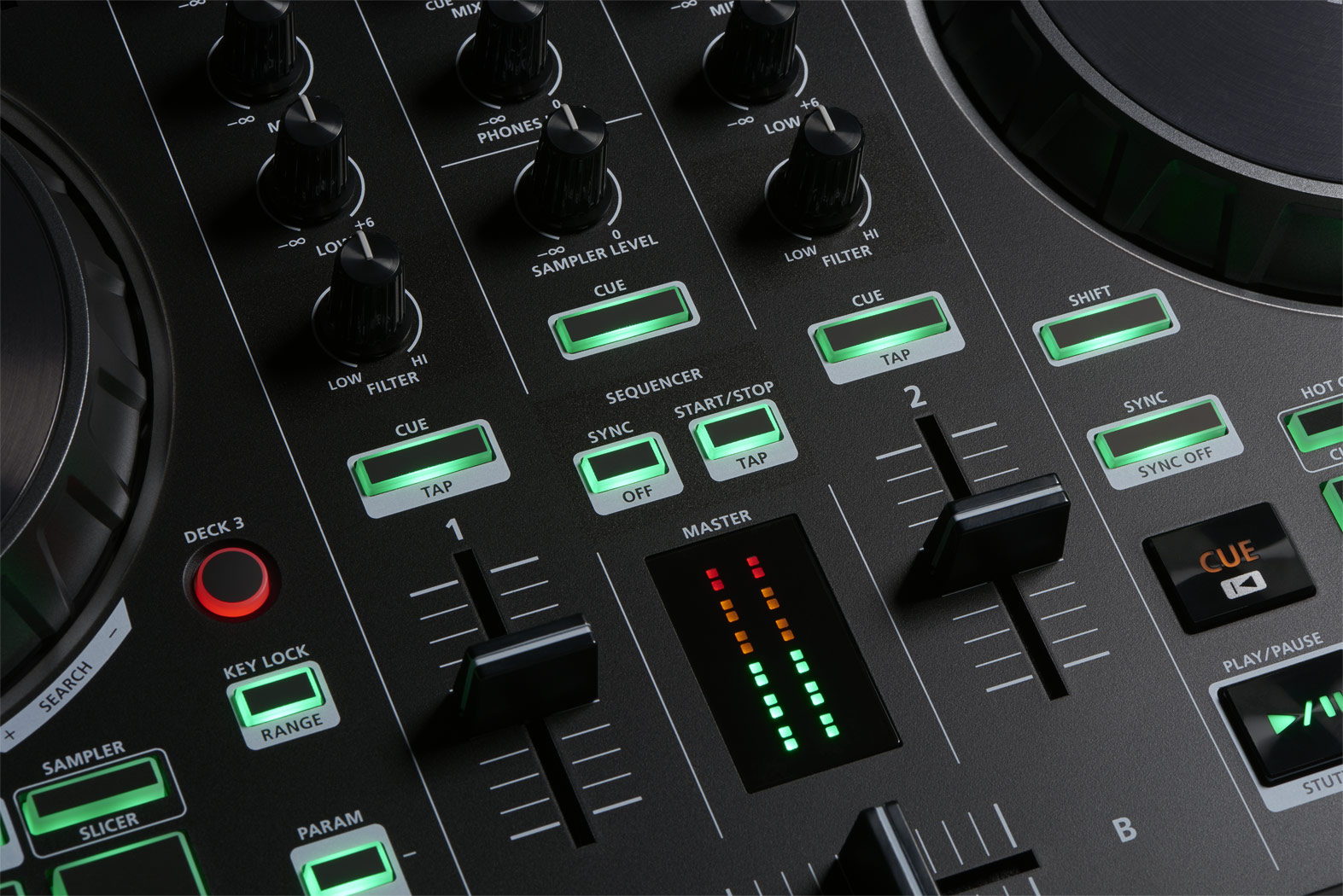 Nahaufnahme eines schwarzen DJ-Controllers mit beleuchteten grünen und roten Tasten und Reglern.