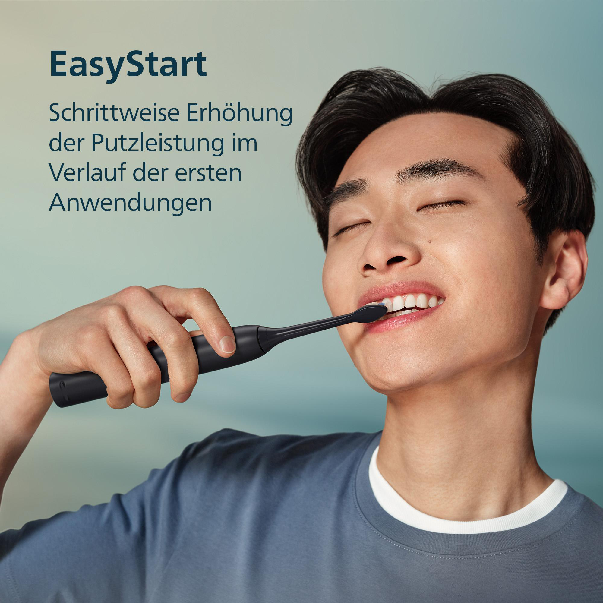 Ein Mann putzt sich die Zähne mit einer schwarzen elektrischen Zahnbürste.