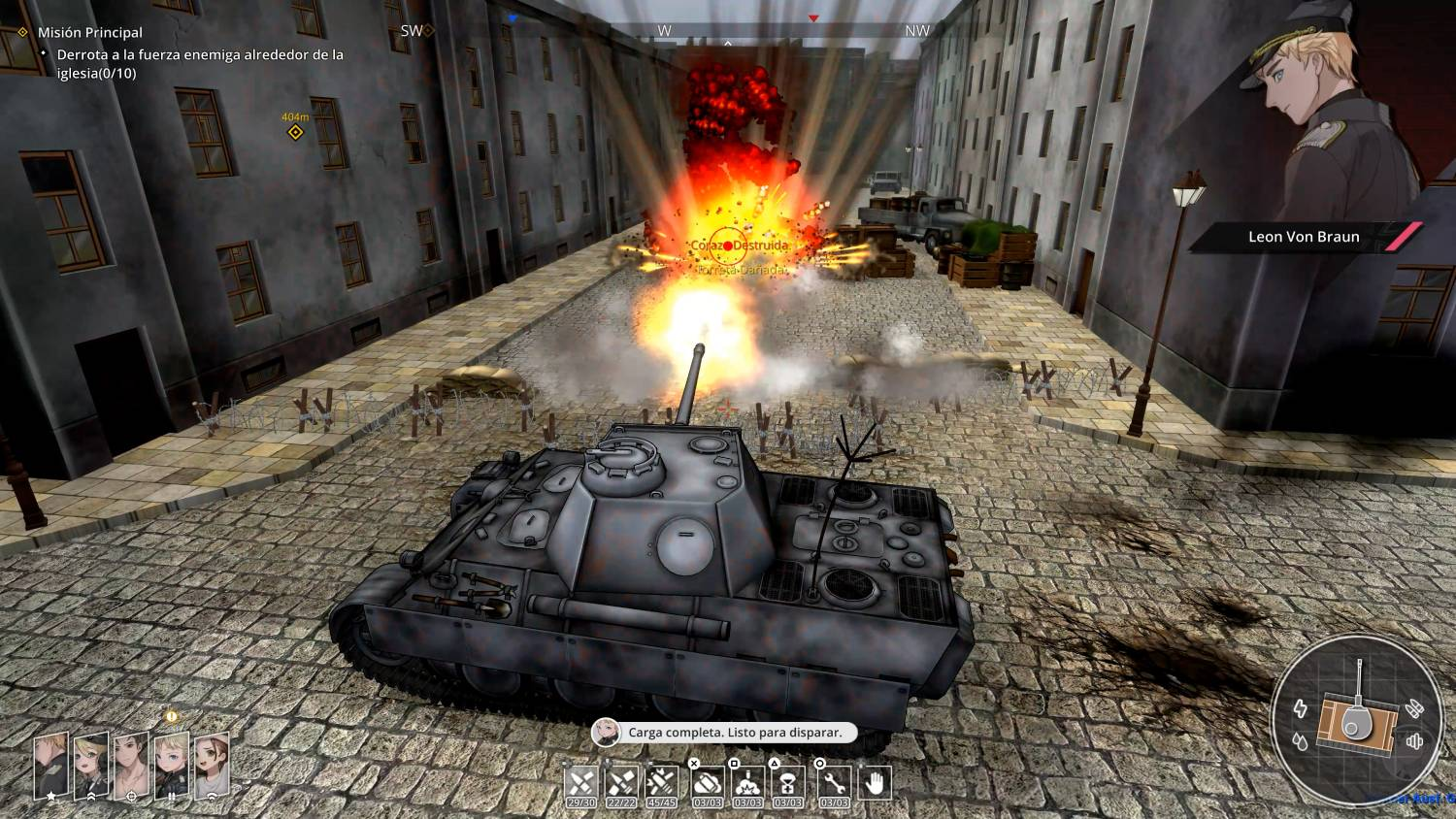 Un tanque dispara en una ciudad destruida. Una explosión al fondo.