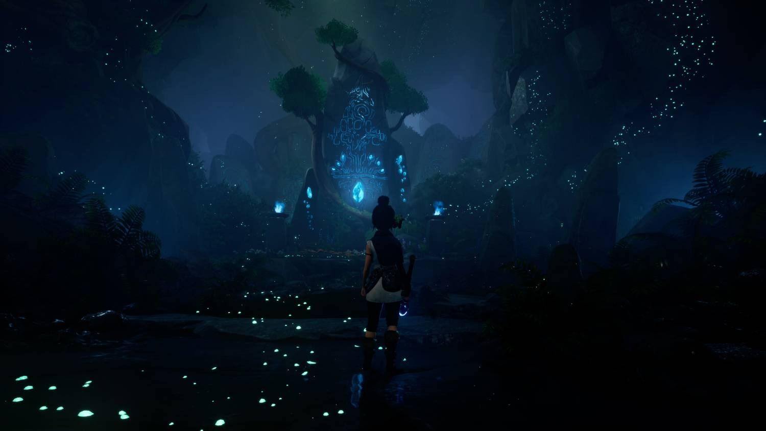 Una mujer está ante un símbolo azul brillante en una roca en un bosque oscuro.
