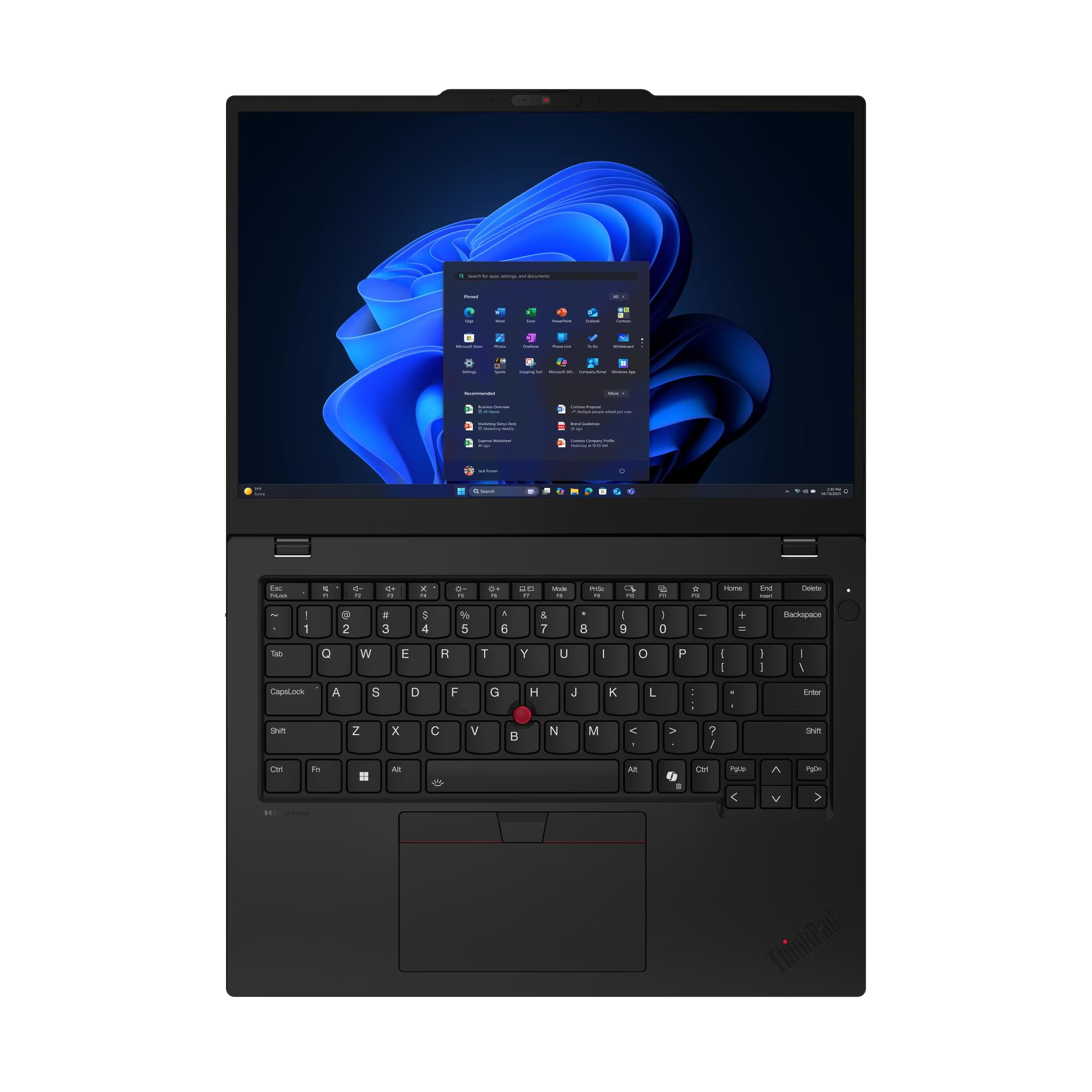 Un portátil negro con un menú Inicio de Windows 11 abierto en la pantalla.