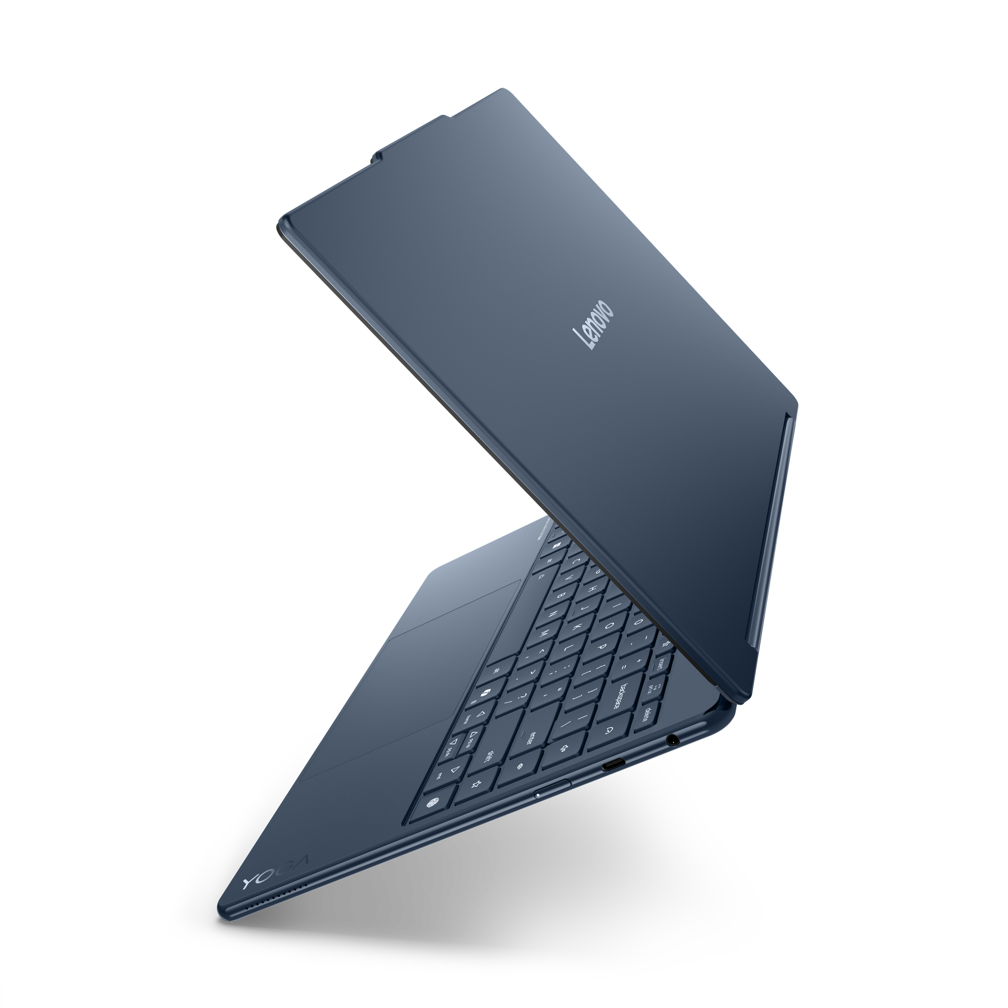 Ein blauer Lenovo Yoga Laptop ist geöffnet und zeigt die Tastatur und das Logo.