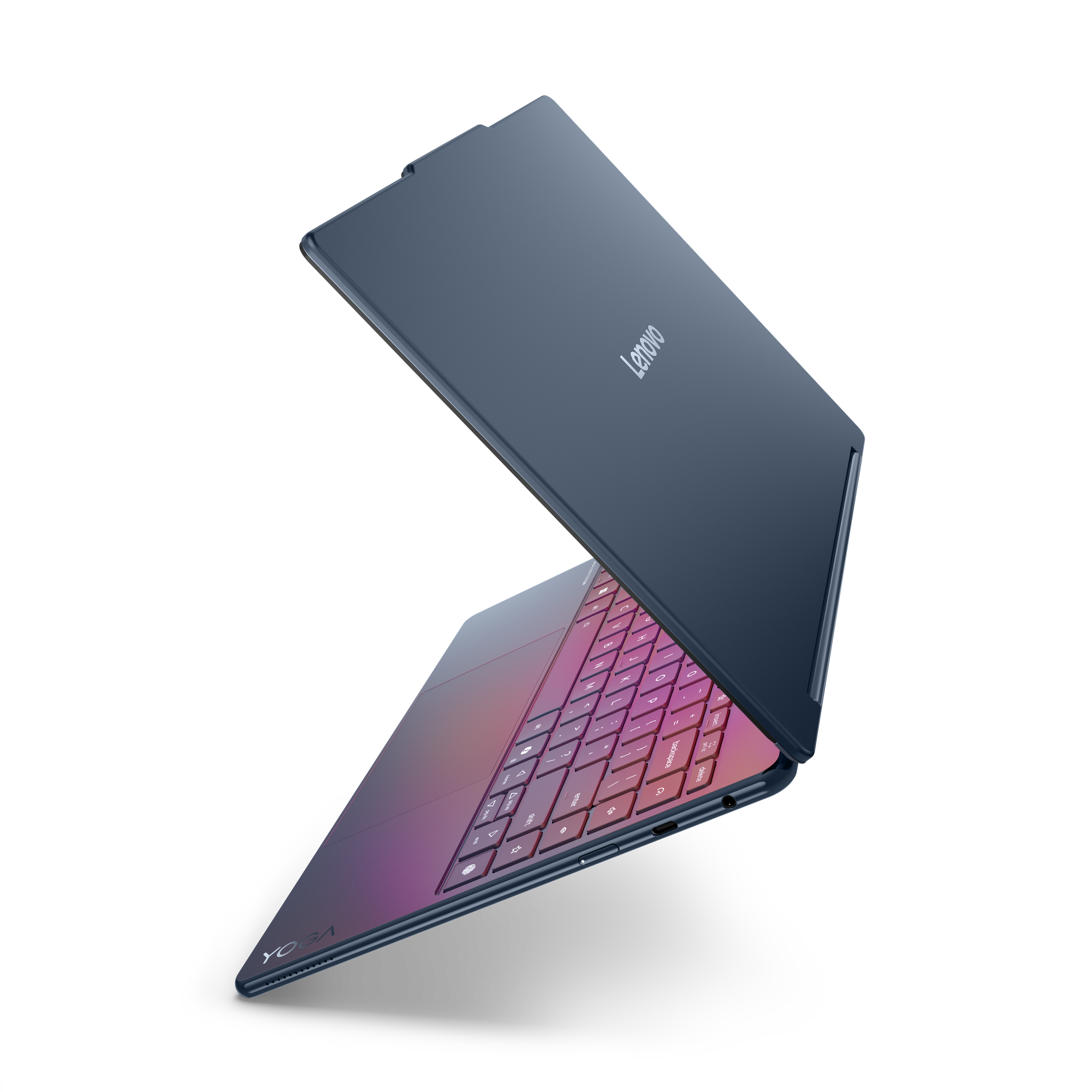 Ein geöffneter dunkelblauer Laptop mit beleuchteter Tastatur in Pinktönen.
