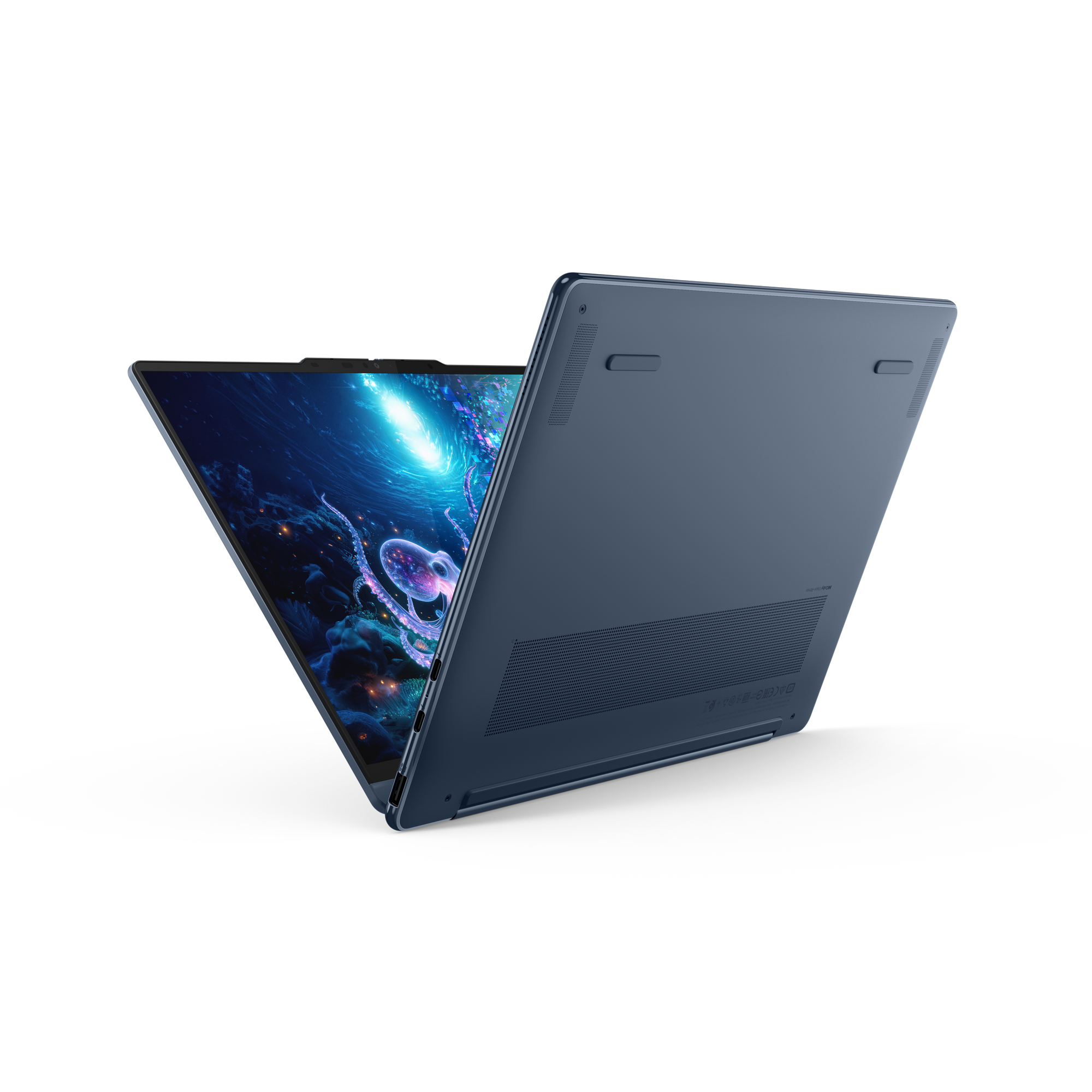 Ein blauer Laptop ist geöffnet und zeigt eine Unterwasserszene mit einem lila Oktopus.