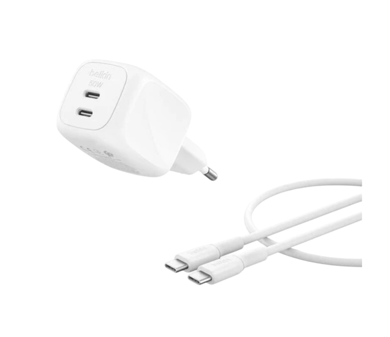 İki USB-C bağlantı noktasına ve iki beyaz USB-C kablosuna sahip beyaz bir Belkin 50W güç adaptörü.