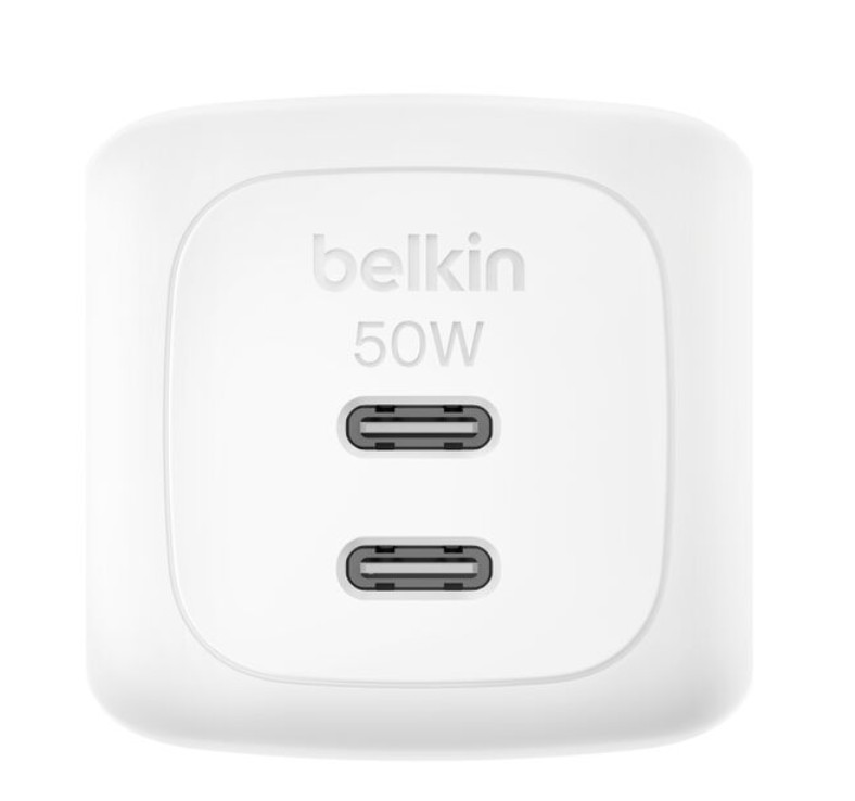 İki USB-C bağlantı noktalı beyaz Belkin 50W şarj cihazı.