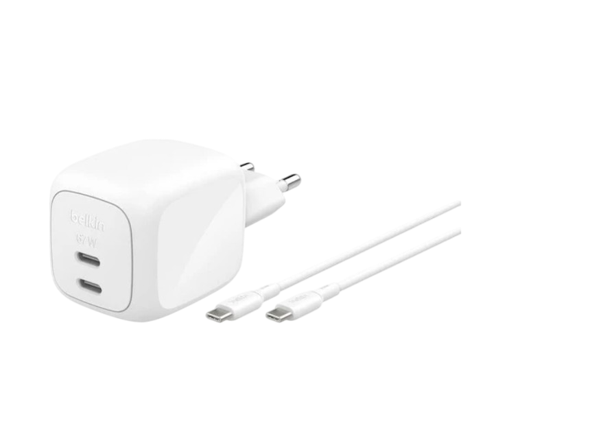 İki beyaz kablolu beyaz Belkin 67W çift portlu USB-C şarj cihazı.