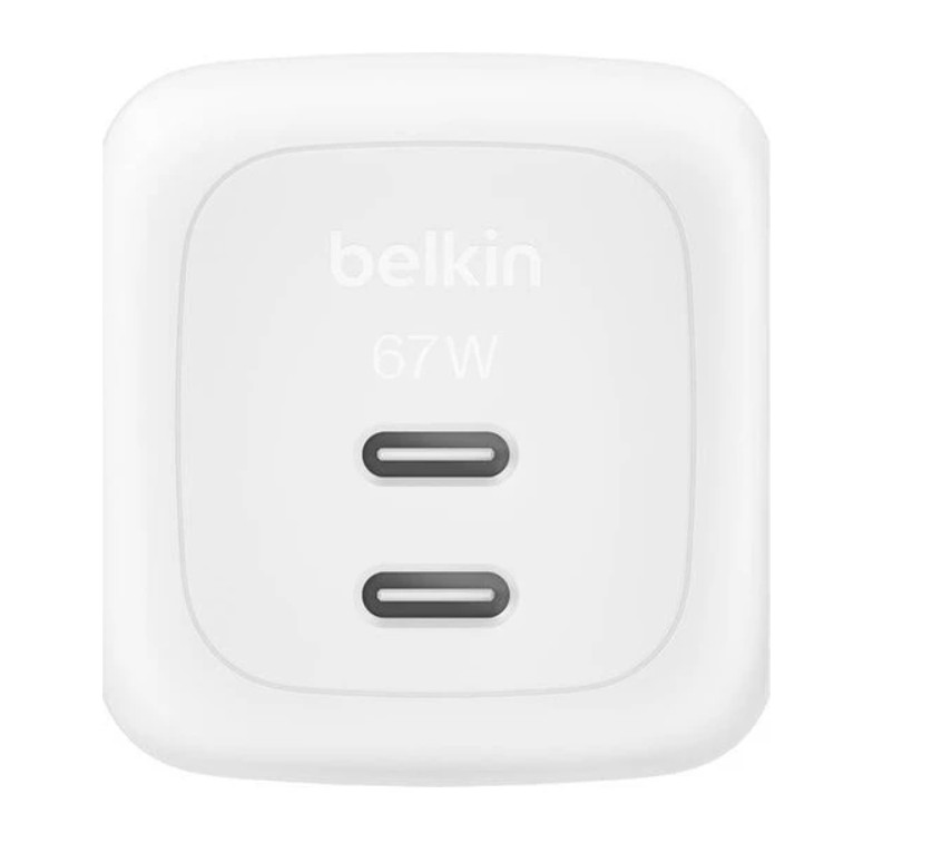 İki USB-C bağlantı noktasına sahip beyaz Belkin 67W şarj cihazı.