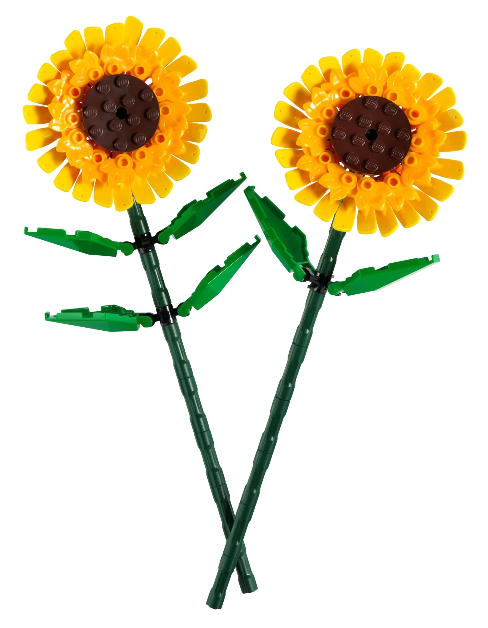 Dwa słoneczniki Lego z żółtymi płatkami i brązowymi środkami na zielonych łodygach.