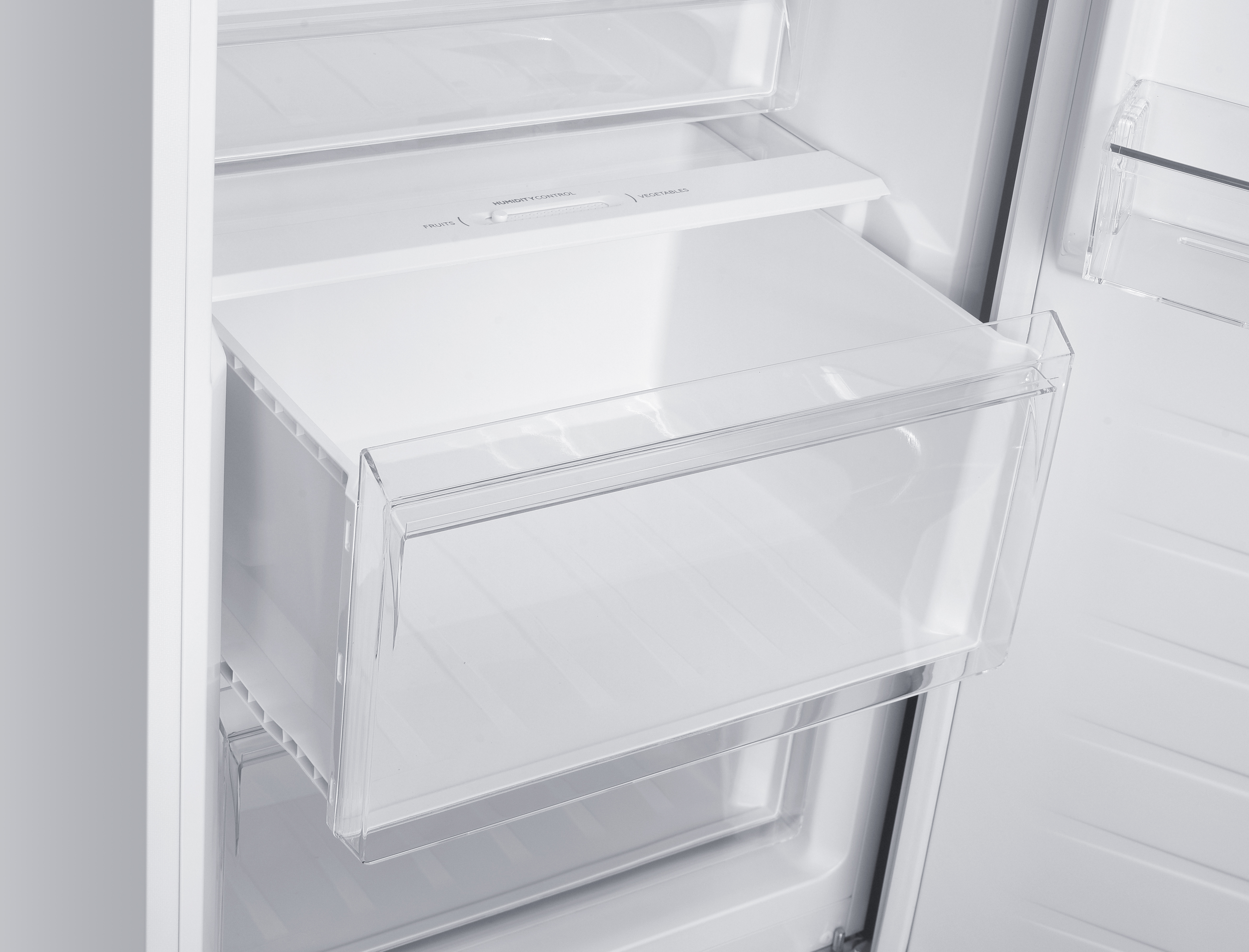 Ein transparenter Gemüsefach-Schieber mit Beschriftung für Obst und Gemüse.