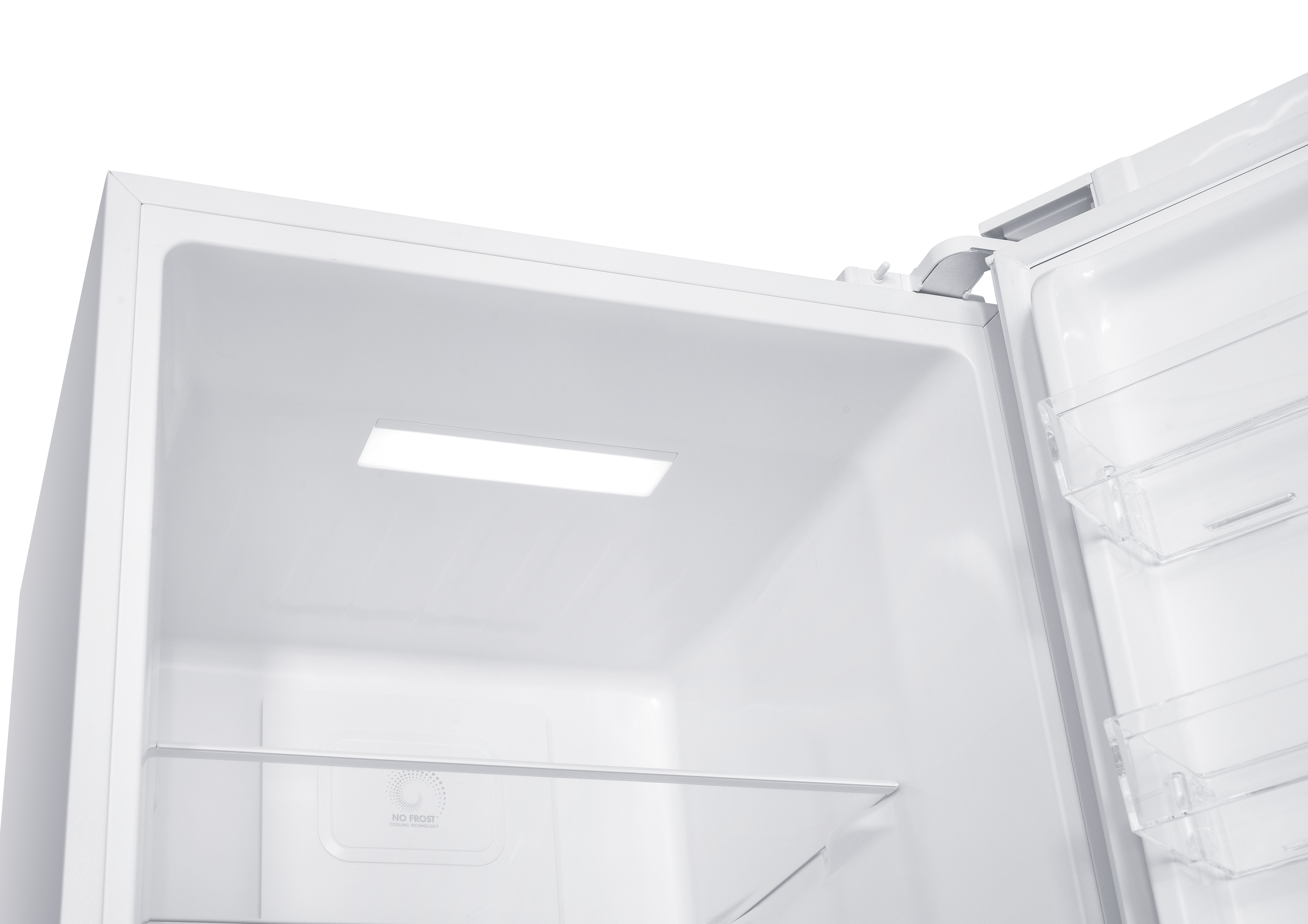 Leerer weißer Kühlschrankinnenraum mit Regal und Licht.
