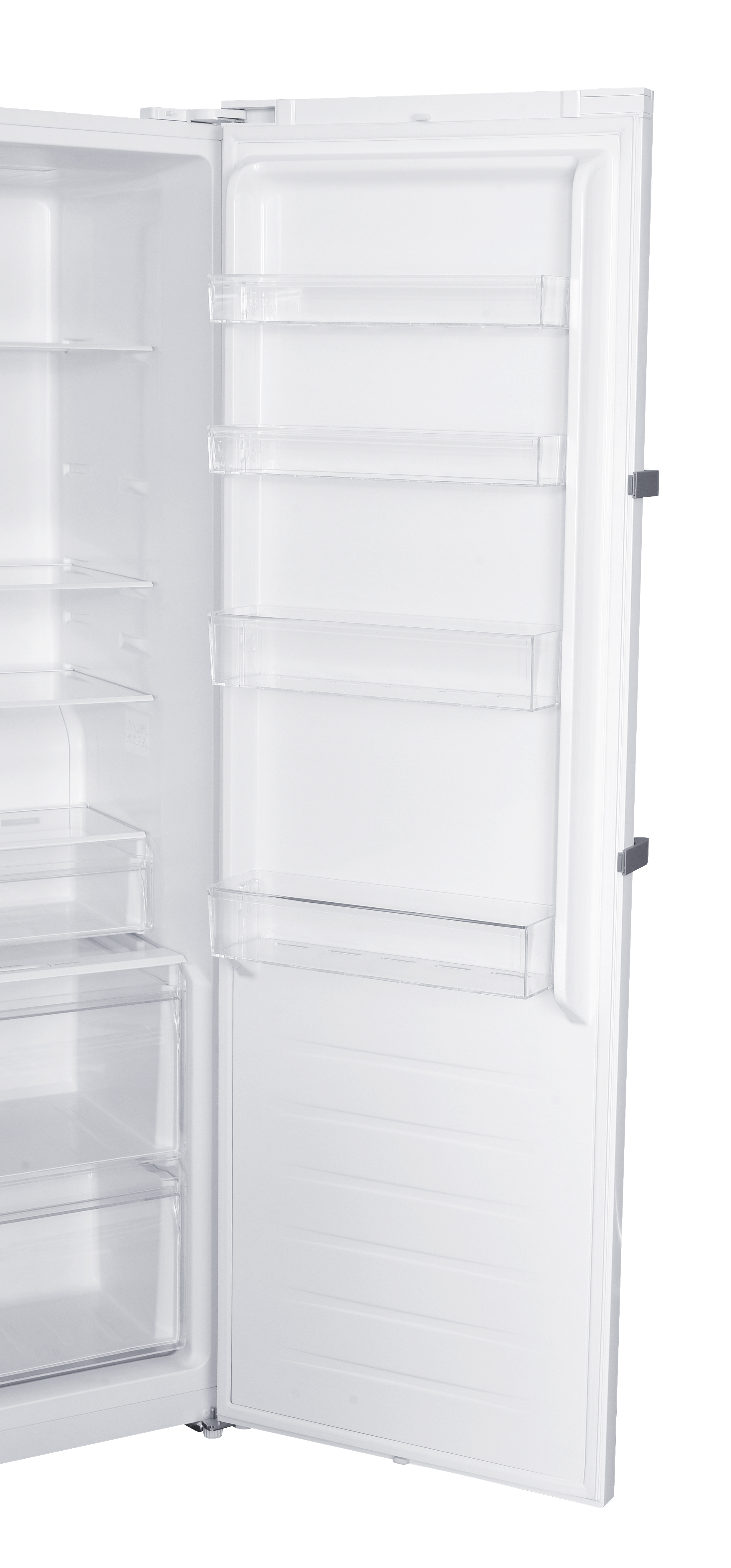 Ein leerer, weißer Kühlschrank mit offenen Türen und durchsichtigen Regalen.