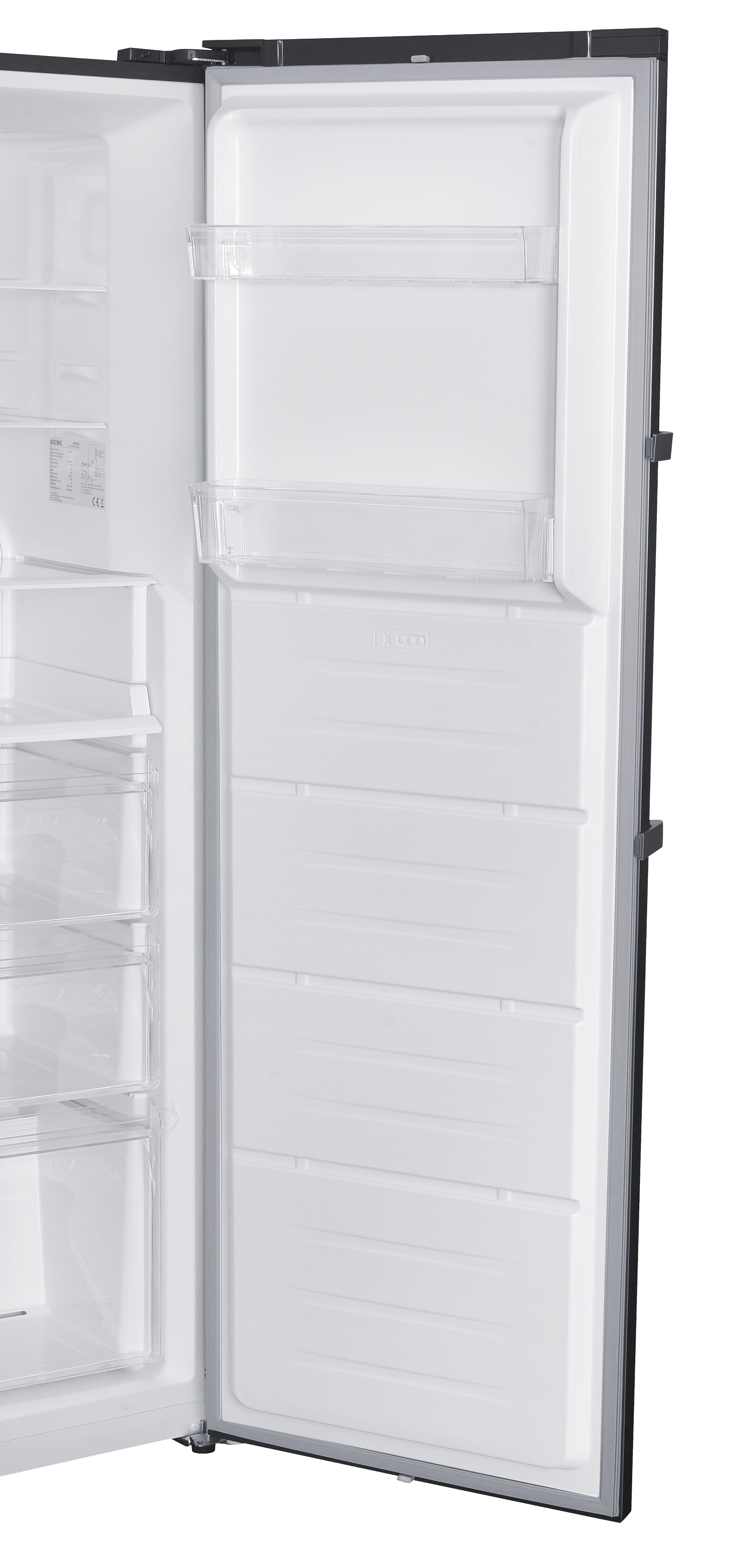 Ein leerer, offener Kühlschrank mit weißen Regalen und Schubladen.