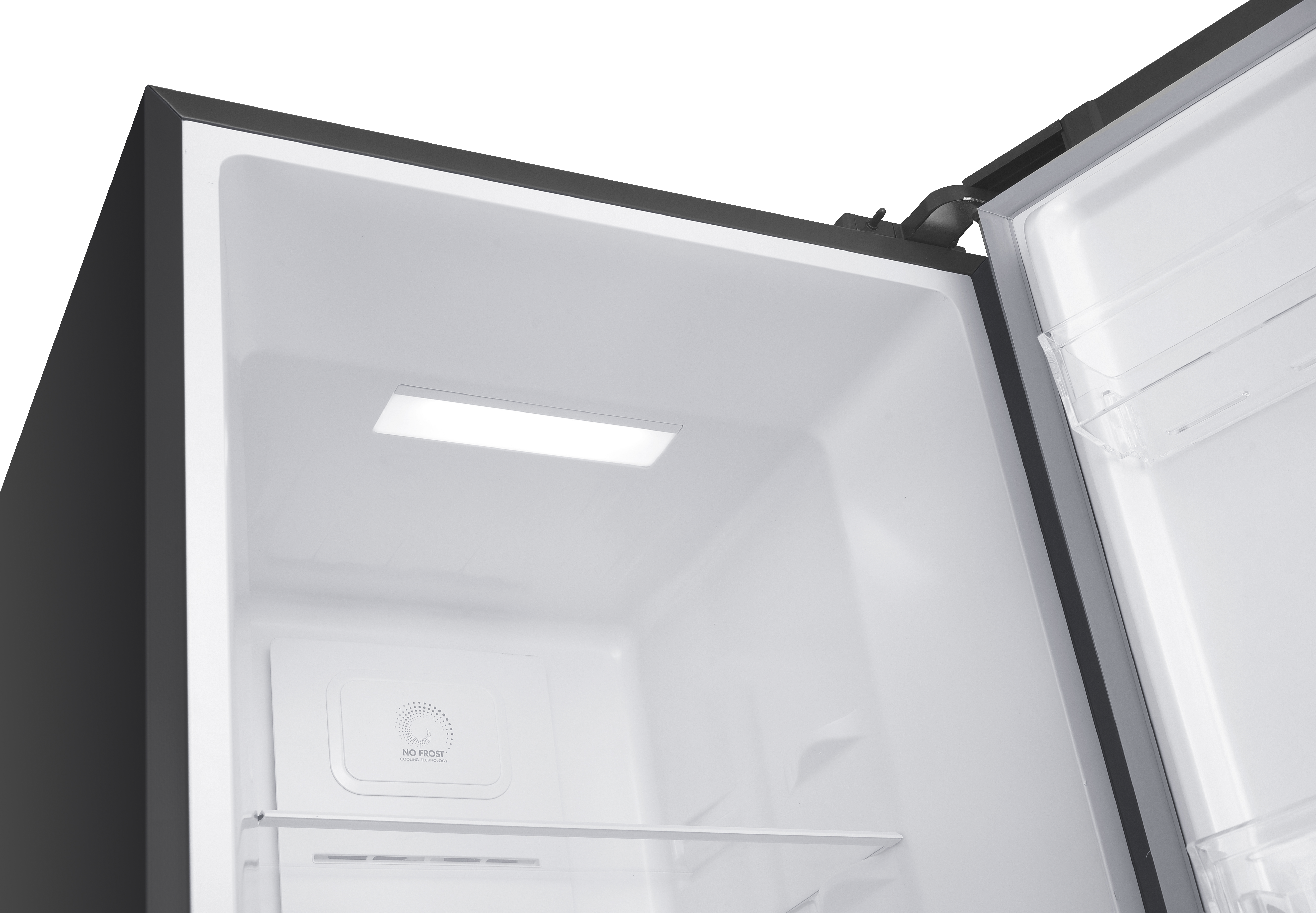 Leerer Kühlschrankinnenraum mit Regal und Licht.