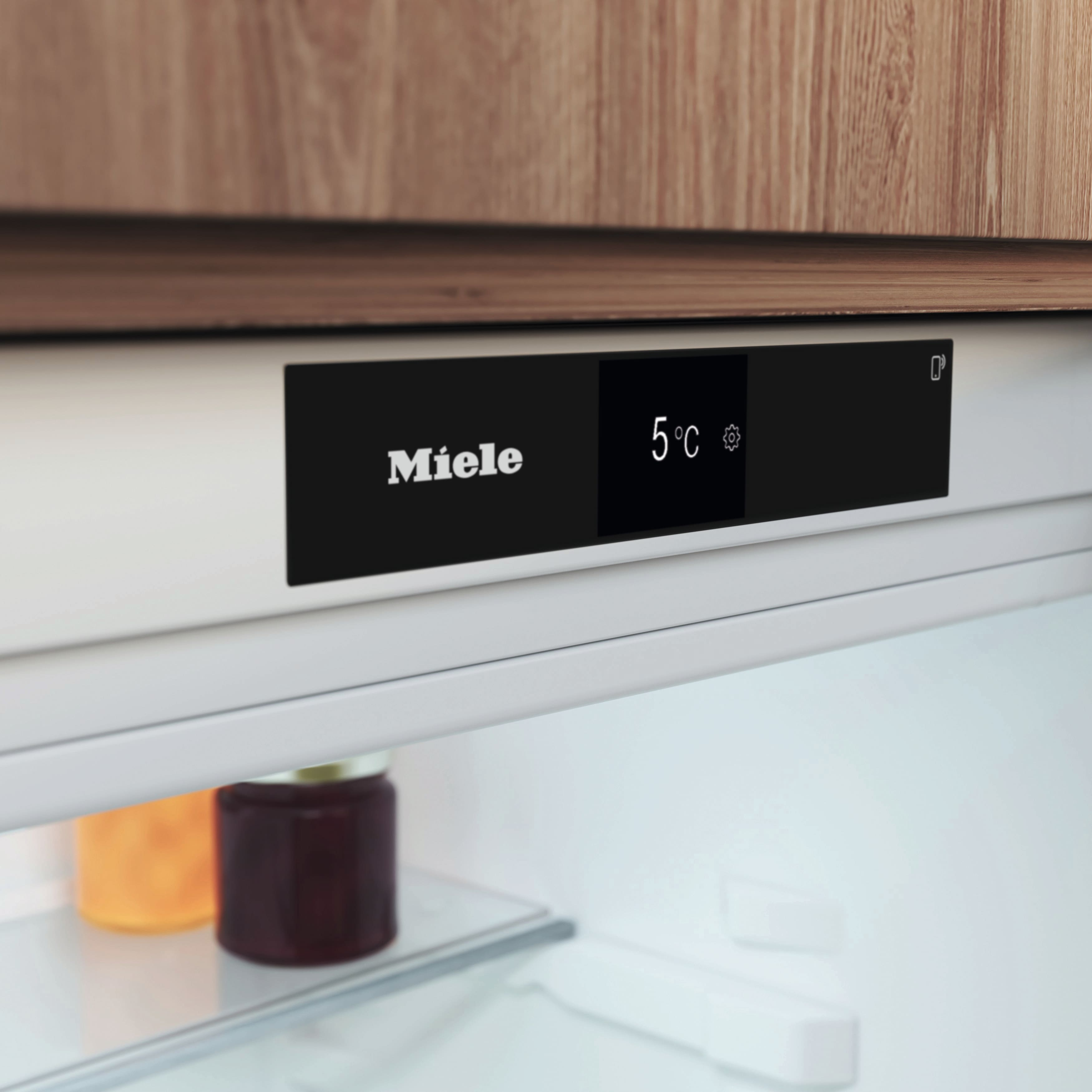 Miele-Kühlschrankdisplay zeigt 5°C an. Gläser mit Getränken.