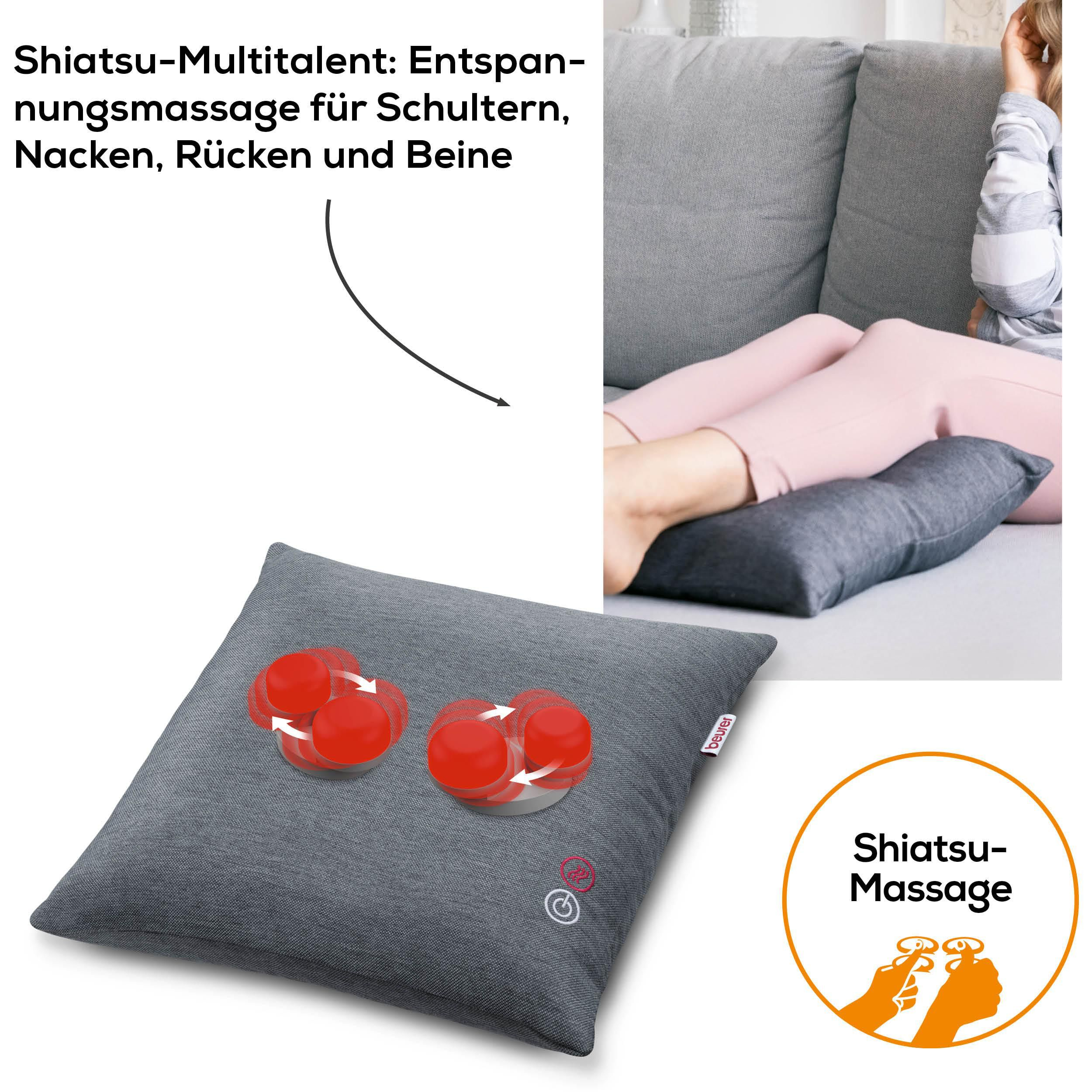 Graues Shiatsu Massagekissen mit roten Massageköpfen und Frau auf Sofa.