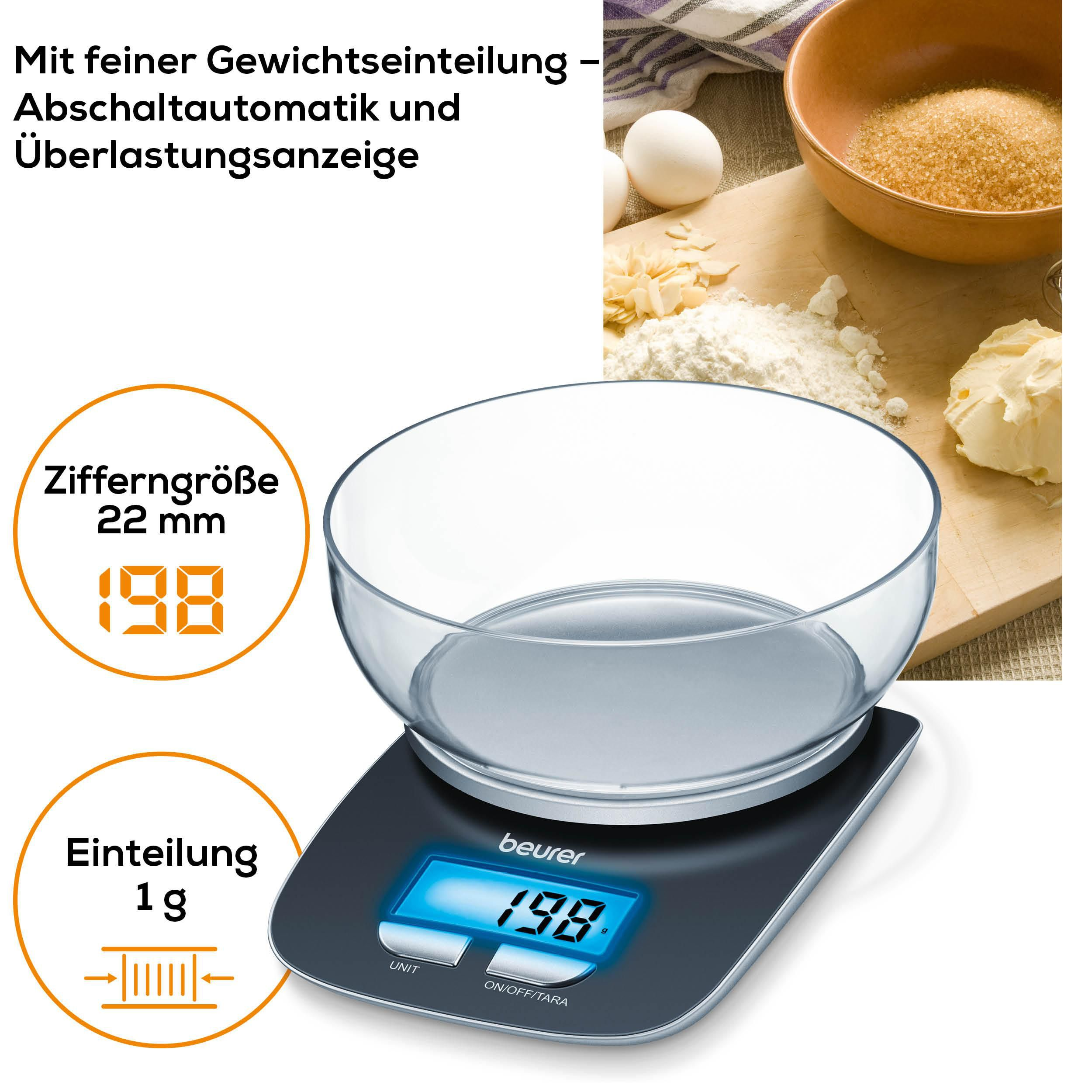 Digitale Küchenwaage mit Glas-Schüssel, zeigt 198g an. Zutaten wie Mehl, Zucker und Butter im Hintergrund.
