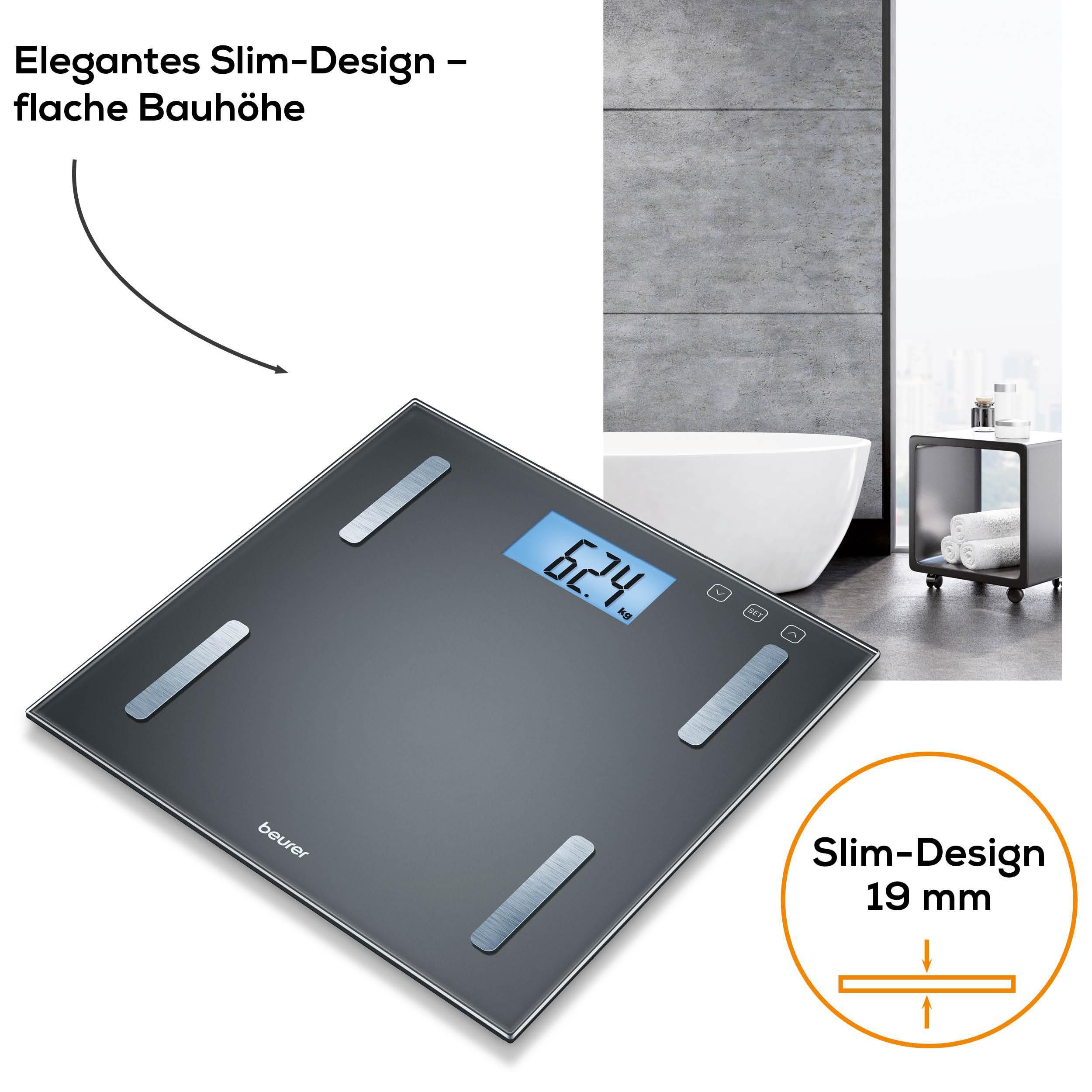 Graue Glaswaage mit digitaler Anzeige (62.4 kg) in einem modernen Badezimmer.