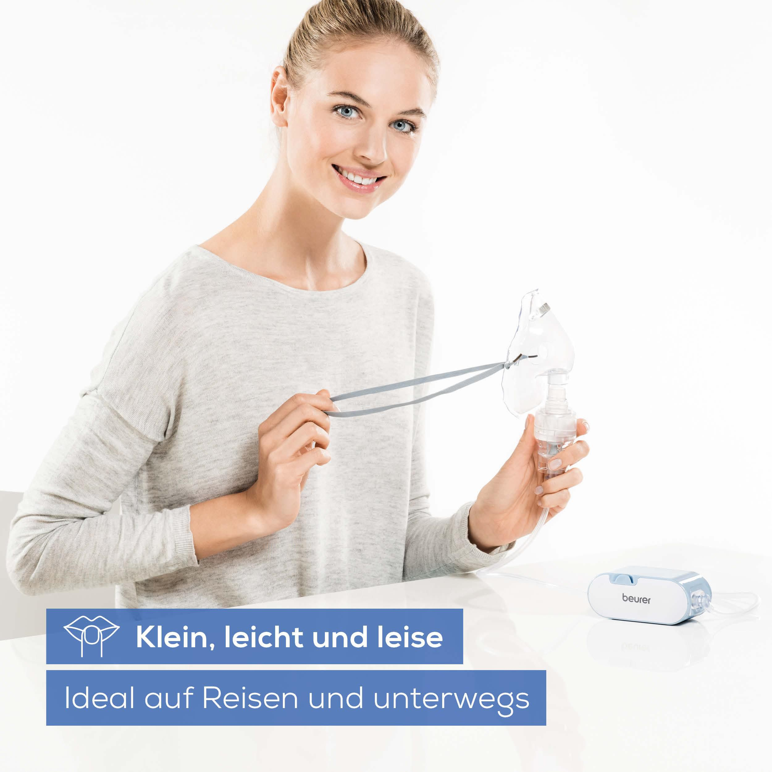 Eine Frau hält ein Inhalationsgerät. Es ist klein, leicht und leise.