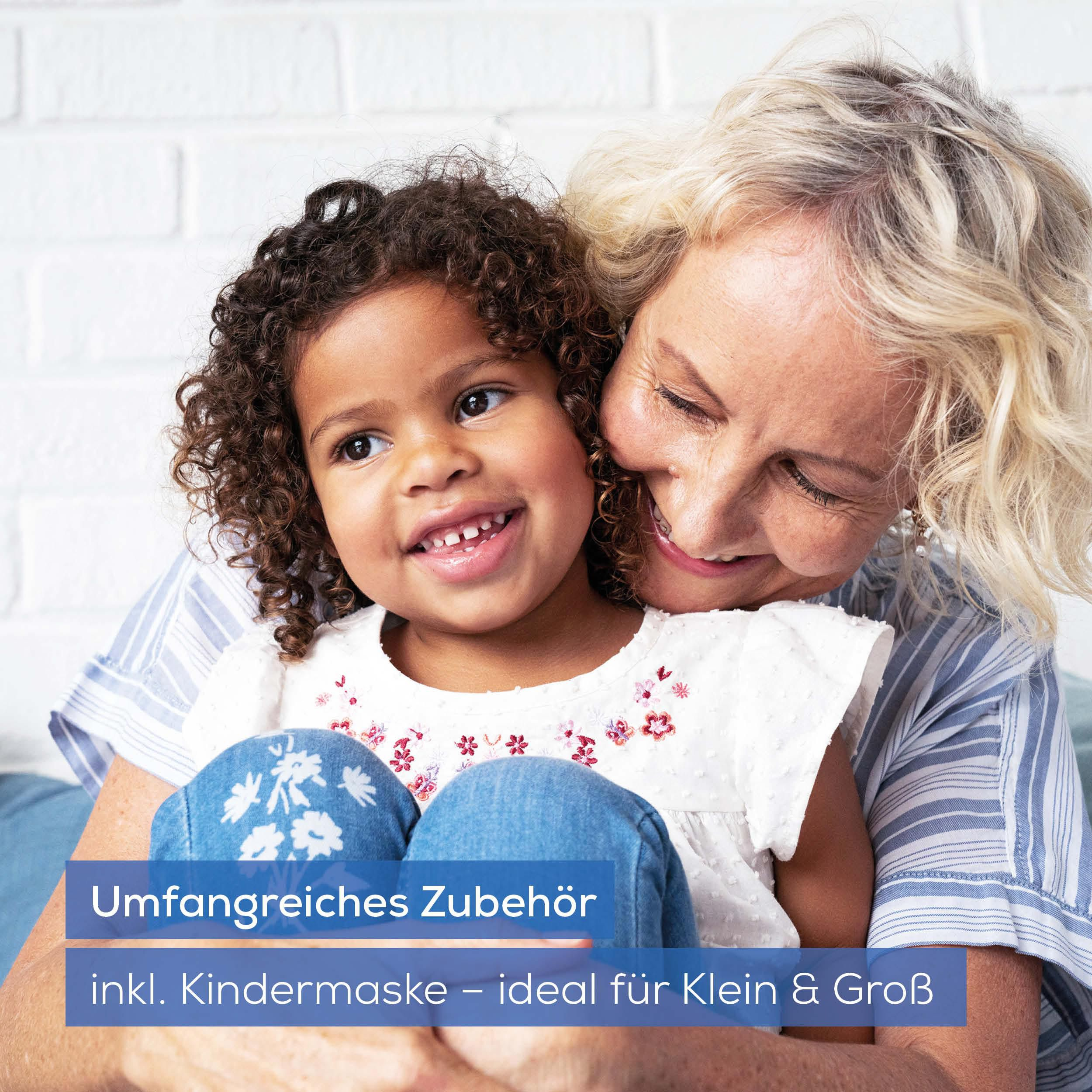 Eine Frau umarmt ein Kind; beide lächeln. Im Vordergrund Text auf blauem Grund.