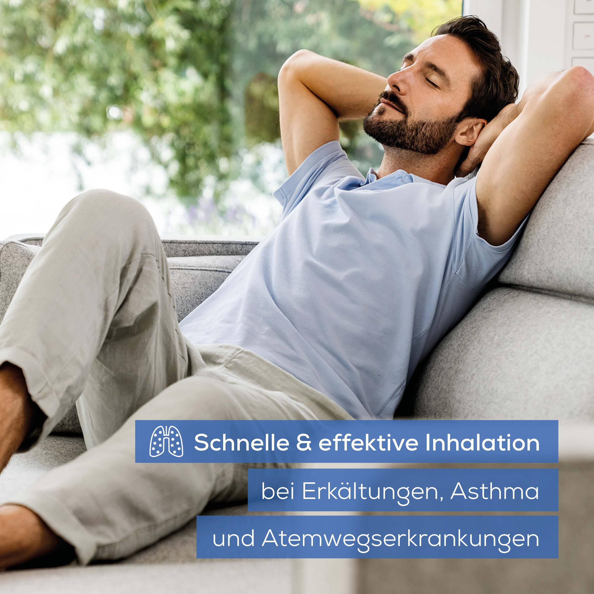 Mann entspannt auf Sofa, Hände hinter Kopf. Blaue Texttafel über Inhalation.