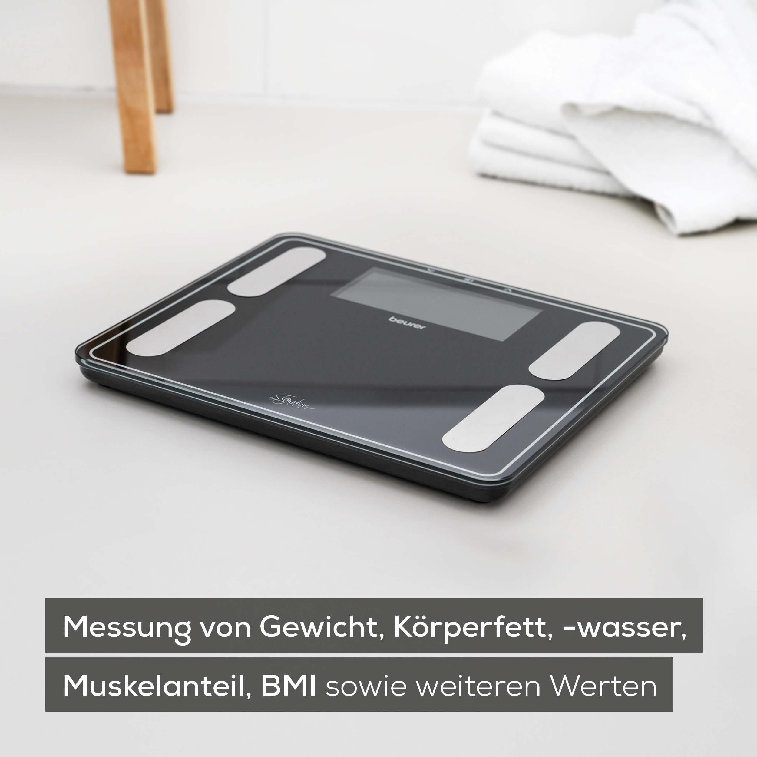 Schwarze Personenwaage mit Display auf hellem Hintergrund.
