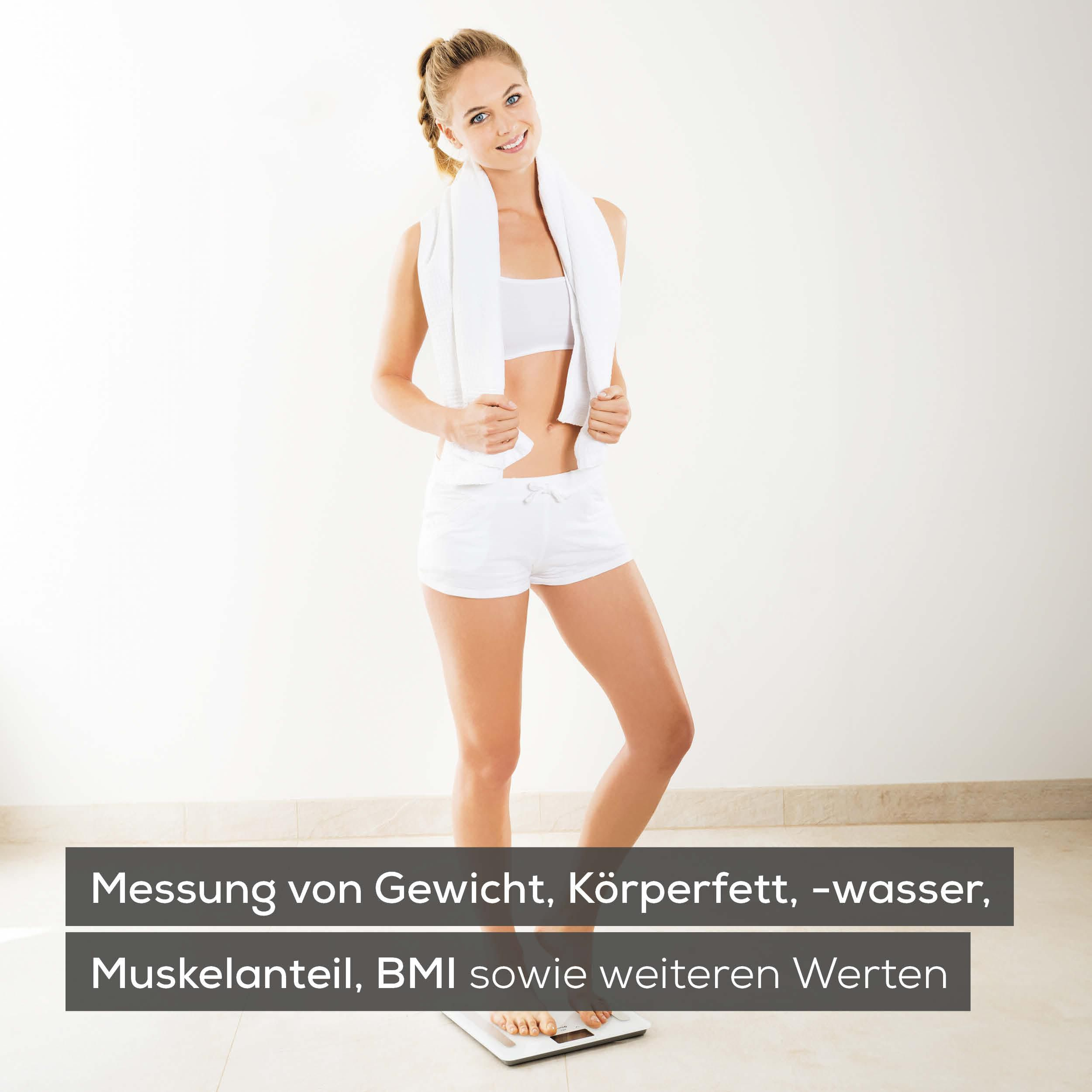 Frau auf einer Waage, misst Gewicht, Körperfett, -wasser, Muskelanteil, BMI.