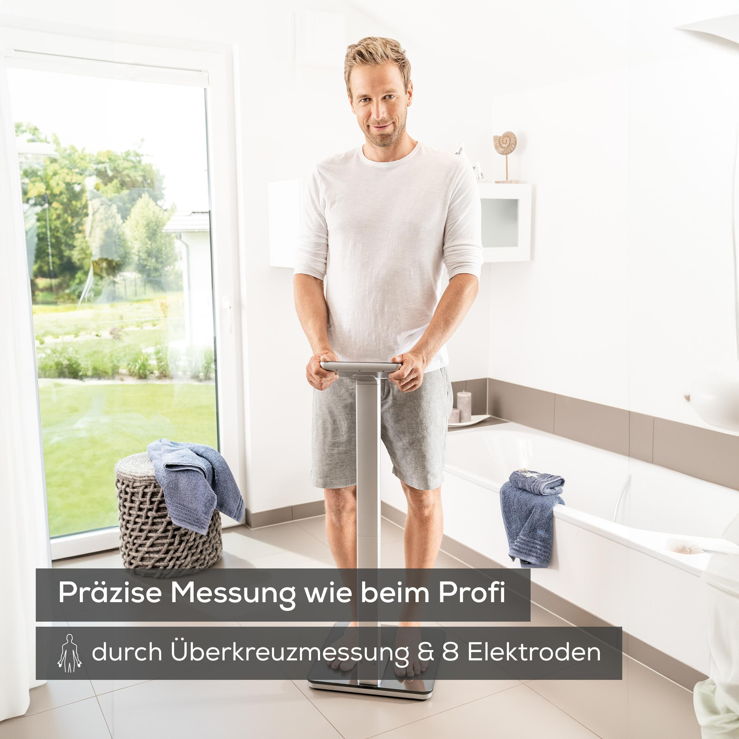 Ein Mann steht auf einer Körperwaage im Badezimmer neben einem Korb mit Handtüchern.
