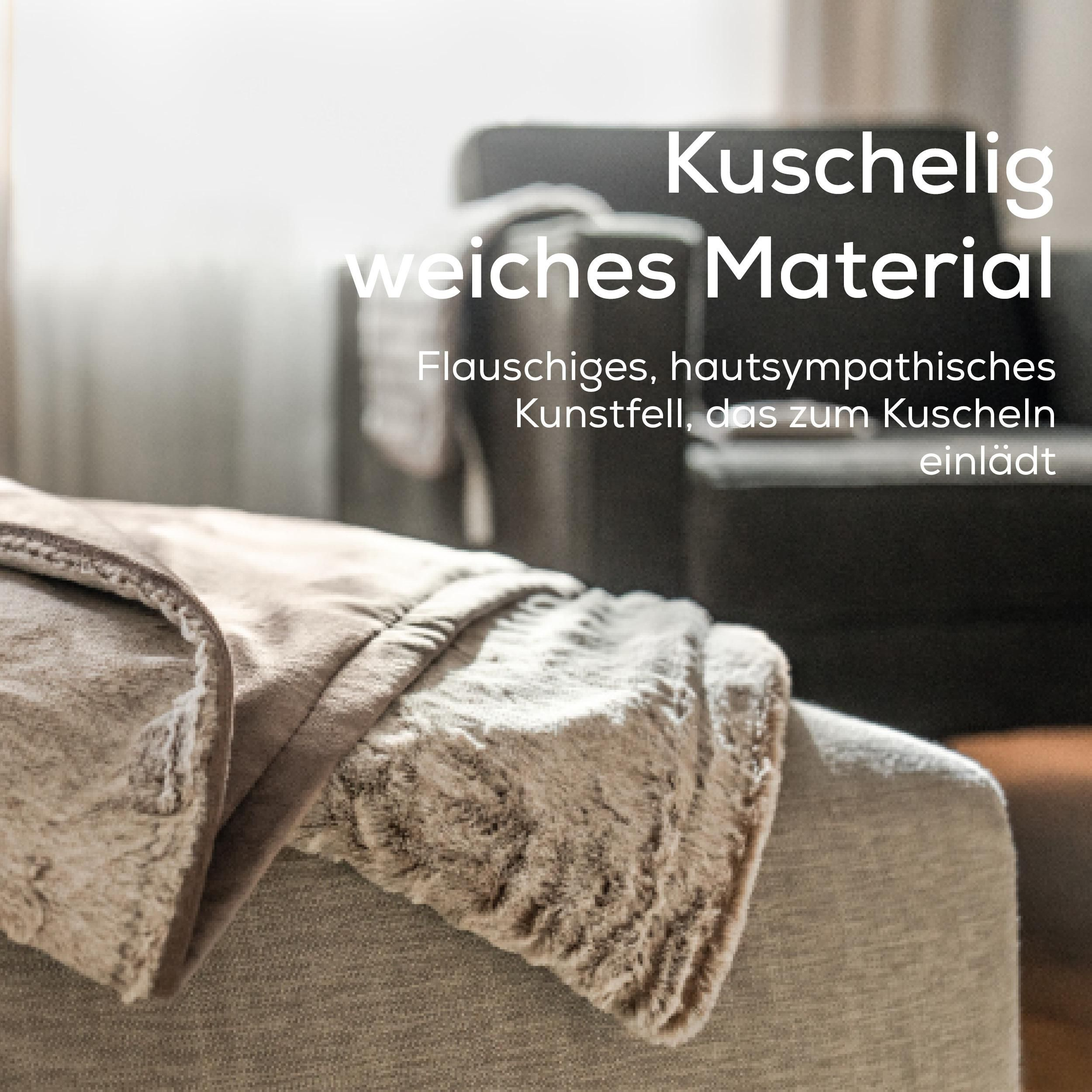 Weiche, kuschelige Decke aus Kunstfell auf einem Sofa.