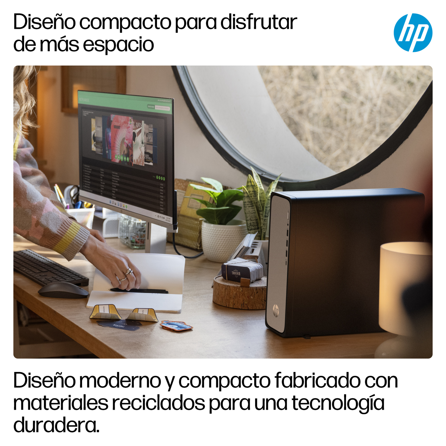 Una PC HP en un escritorio con monitor, teclado y una persona usándola.