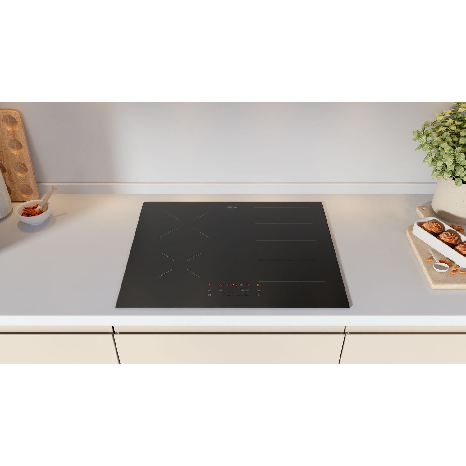 Une plaque à induction noire avec quatre zones de cuisson sur un plan de travail.